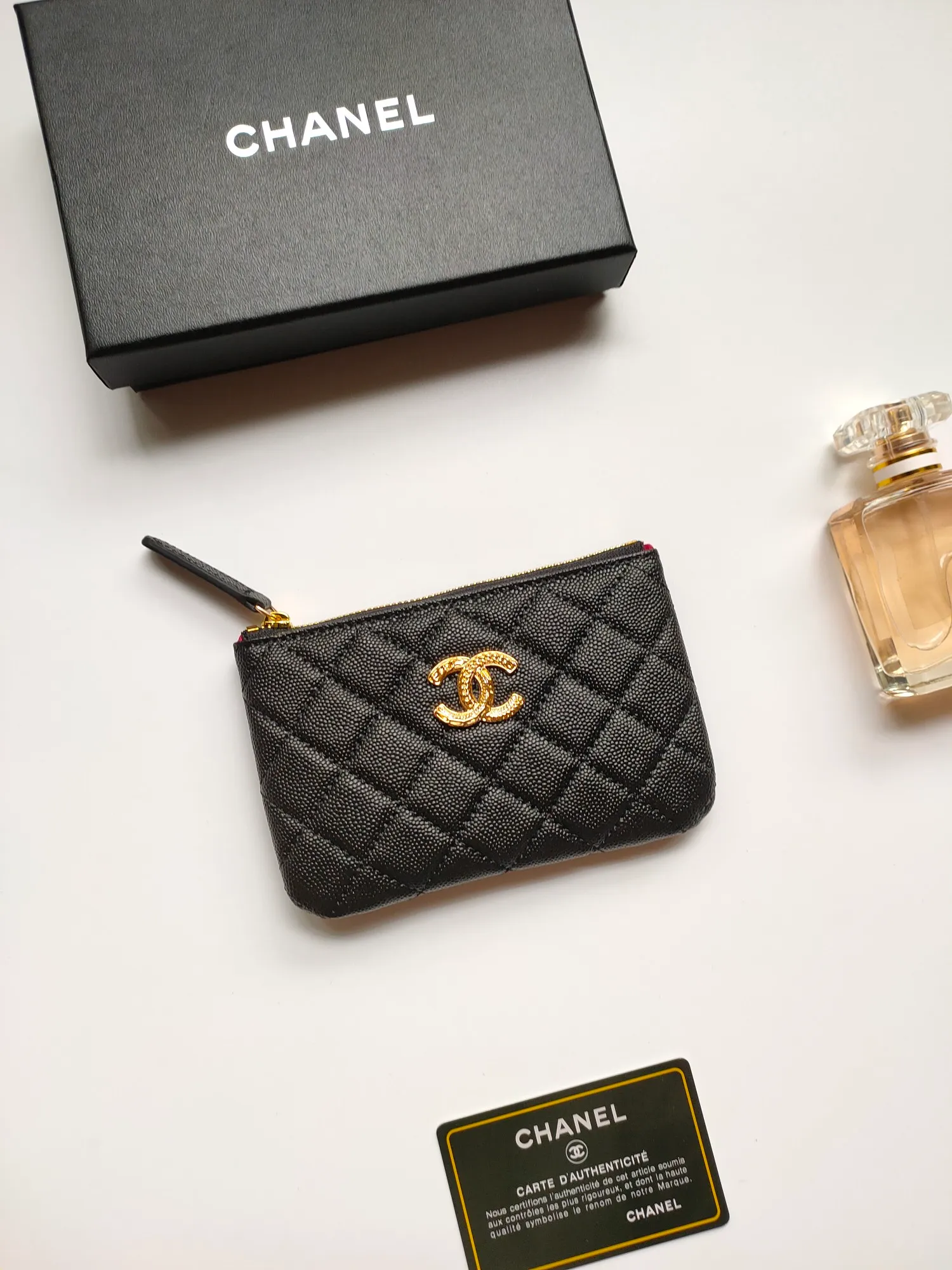 ￥120💰CHANEL 22k embossed lgo large double C hardware, fresh design, exquisite replica flavor, very beautiful, official website 2023 latest🆕Card holder, caviar medium ball grain cowhide is scratch-resistant, super glossy, it is troublesome to carry a bag that is too big in summer, suitable for putting in a mini bag, and convenient for carrying in your pocket😍 The bag has a zipper, which is super practical. You can also put cards, change, coins, and keys inside! Style number: 82365 Size: 15*8.5