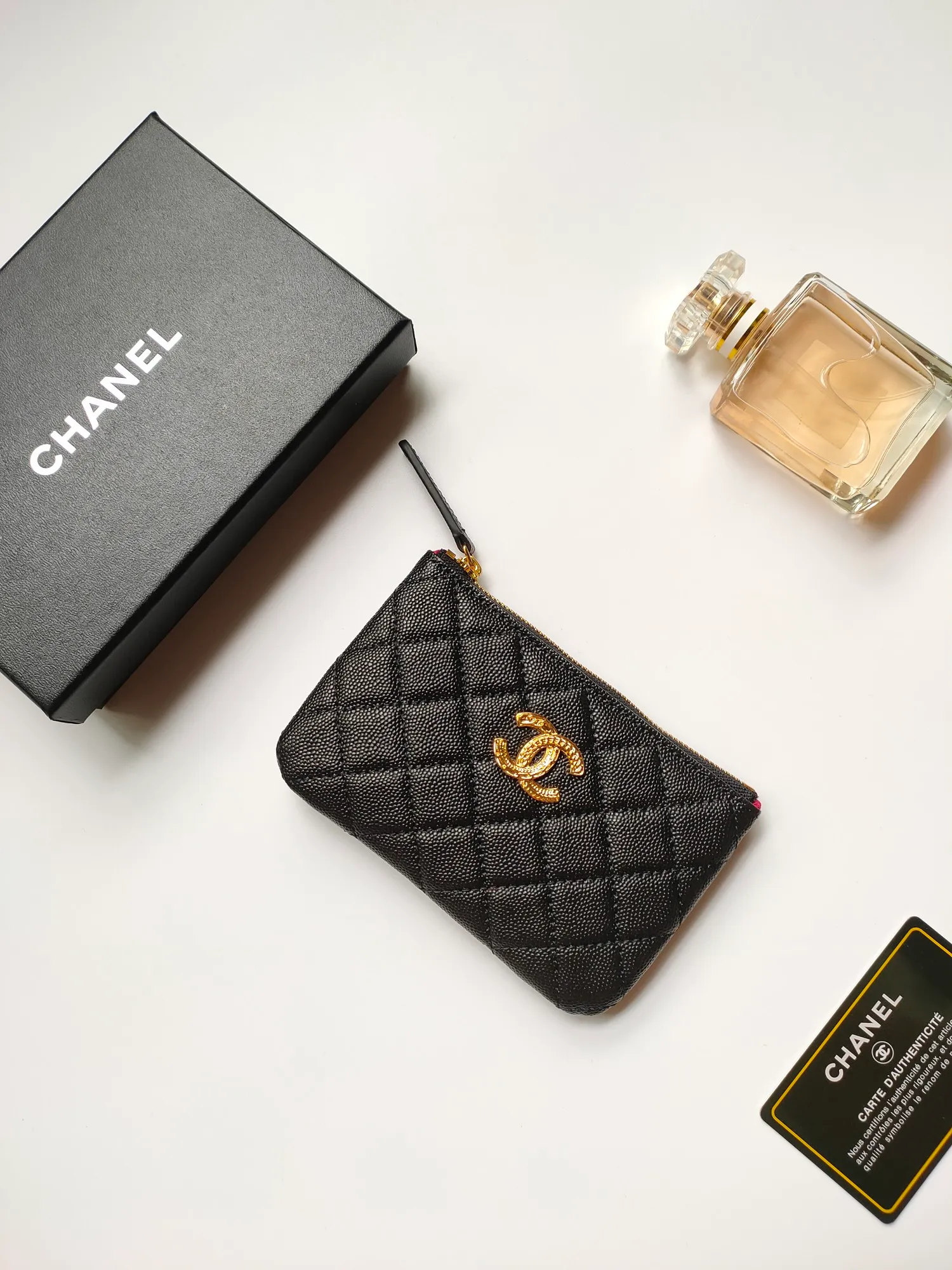 ￥120💰CHANEL 22k embossed lgo large double C hardware, fresh design, exquisite replica flavor, very beautiful, official website 2023 latest🆕Card holder, caviar medium ball grain cowhide is scratch-resistant, super glossy, it is troublesome to carry a bag that is too big in summer, suitable for putting in a mini bag, and convenient for carrying in your pocket😍 The bag has a zipper, which is super practical. You can also put cards, change, coins, and keys inside! Style number: 82365 Size: 15*8.5