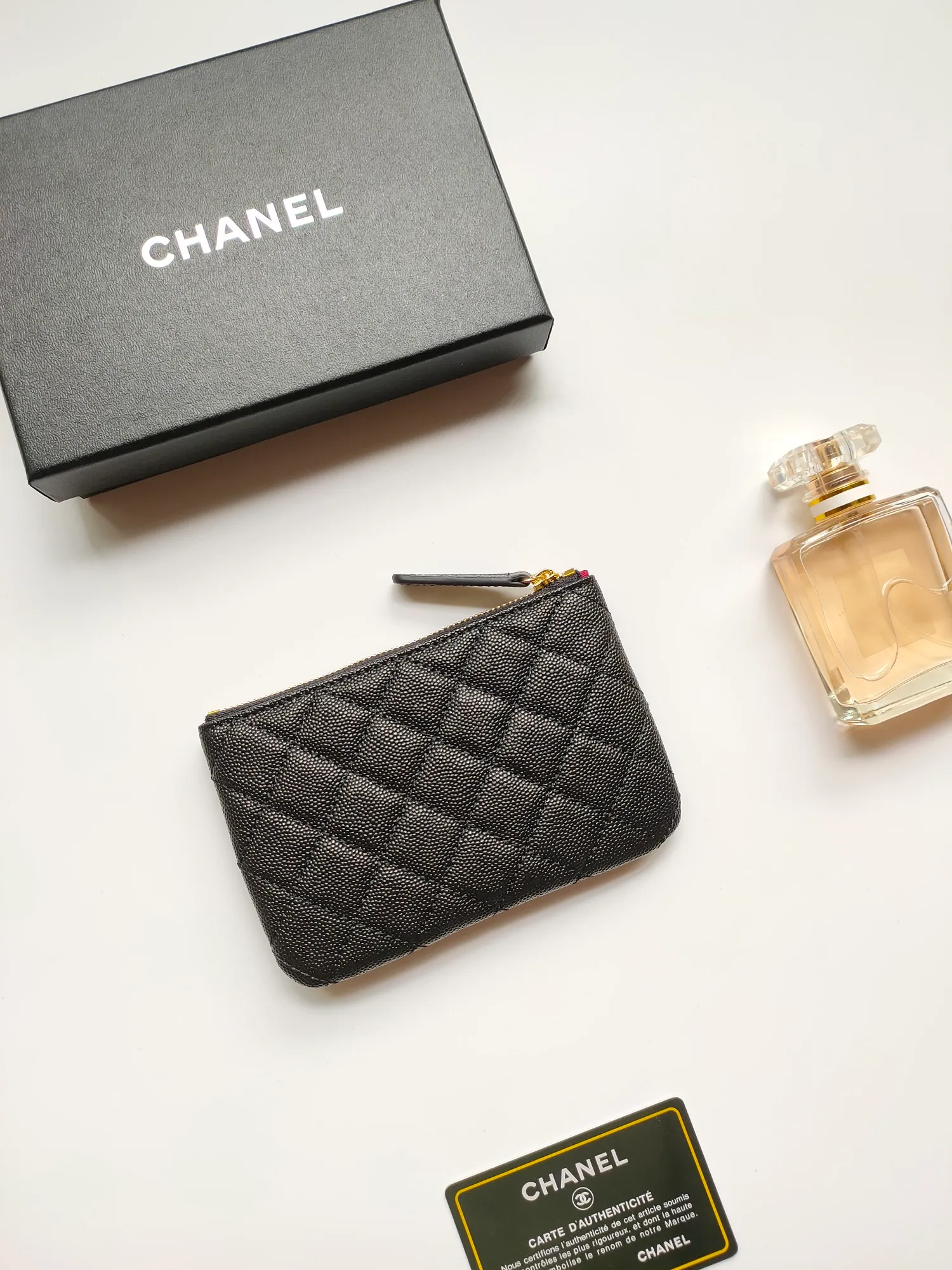 ￥120💰CHANEL 22k embossed lgo large double C hardware, fresh design, exquisite replica flavor, very beautiful, official website 2023 latest🆕Card holder, caviar medium ball grain cowhide is scratch-resistant, super glossy, it is troublesome to carry a bag that is too big in summer, suitable for putting in a mini bag, and convenient for carrying in your pocket😍 The bag has a zipper, which is super practical. You can also put cards, change, coins, and keys inside! Style number: 82365 Size: 15*8.5