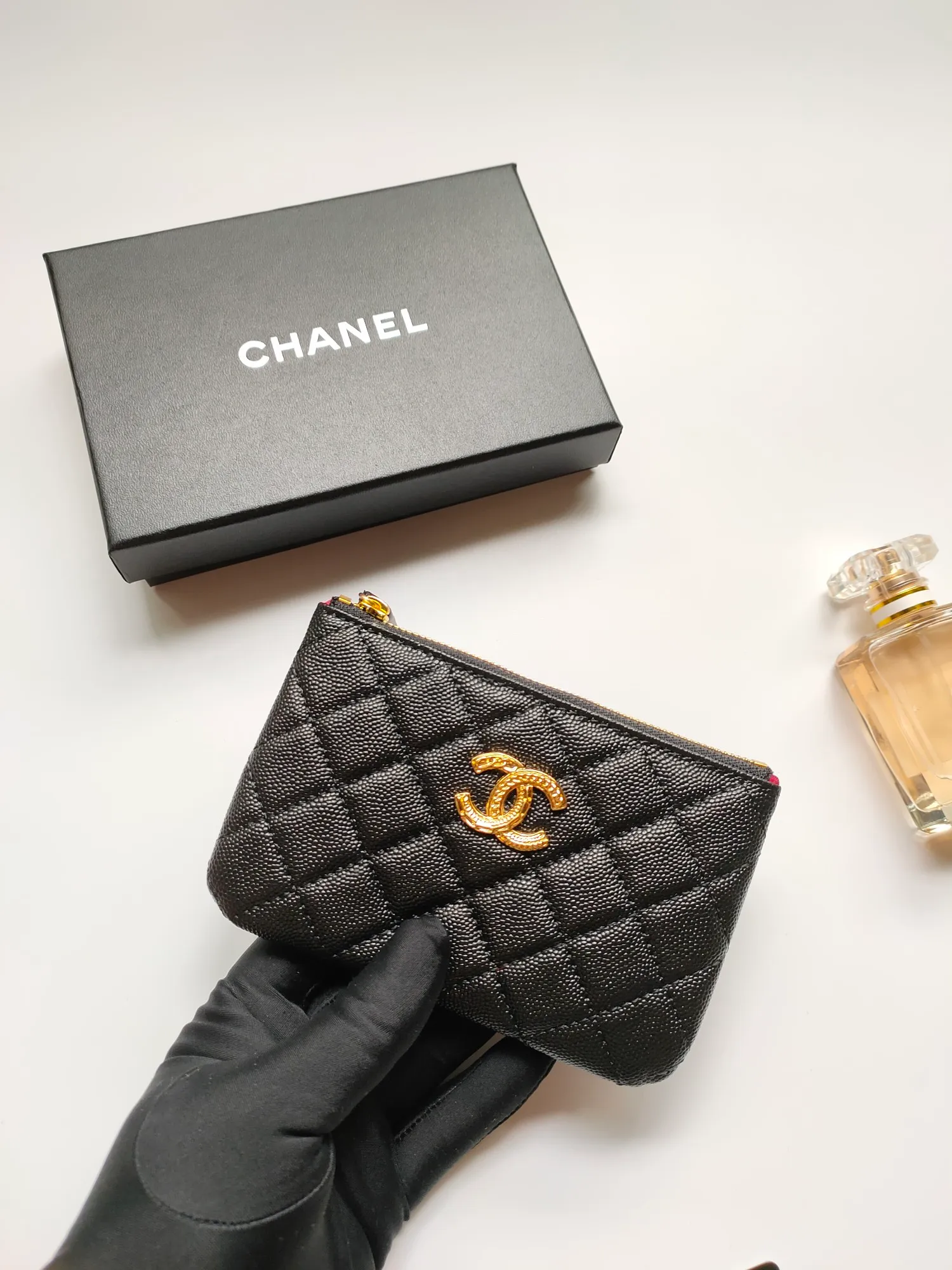 ￥120💰CHANEL 22k embossed lgo large double C hardware, fresh design, exquisite replica flavor, very beautiful, official website 2023 latest🆕Card holder, caviar medium ball grain cowhide is scratch-resistant, super glossy, it is troublesome to carry a bag that is too big in summer, suitable for putting in a mini bag, and convenient for carrying in your pocket😍 The bag has a zipper, which is super practical. You can also put cards, change, coins, and keys inside! Style number: 82365 Size: 15*8.5