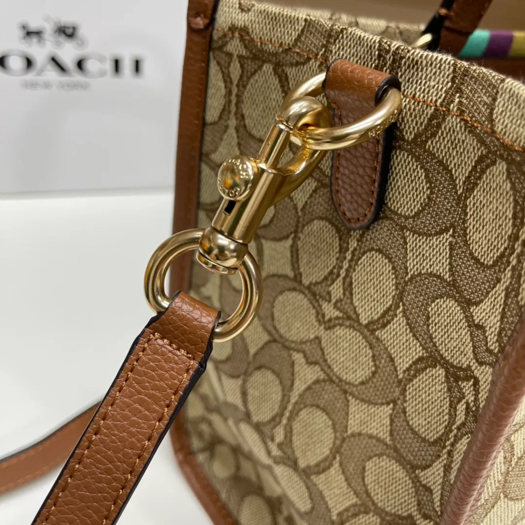 Top original order 400 in batches💰. Coach/Coach new model: 5794 new Dempsey series tote bag, single shoulder crossbody bag, printed canvas fabric, fashionable and versatile style ~ length 30 height 23 width 13cm🌸