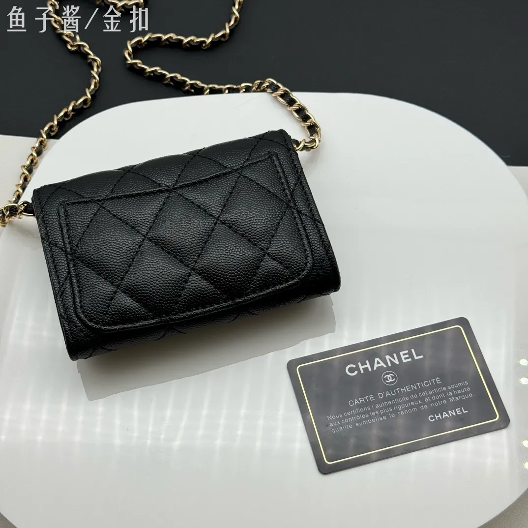 💰170 💎Top quality💖 Comes with gift box 𝑪𝑯𝑨𝑵𝑬𝑳 Chanel Caviar / Black Gold Classic Chain Evening Bag Lambskin 💌CF Series Mini Evening Chain Bag Very design-friendly, the handle is decorated with a flip cover, exquisite and elegant, high-end retro. It can be worn crossbody or as a hand-held evening bag The chain can be wrapped twice around the bottom of the cover and can be used under the armpits. It has a practical soul and a good-looking appearance. I have to recommend it. It can hold mobile phones and card slots, and it looks good when going out. The two built-in compartments with a pattern have a large capacity and a back pocket, which is really convenient. Style number: AP506 Size 12x8.5x2.5cm