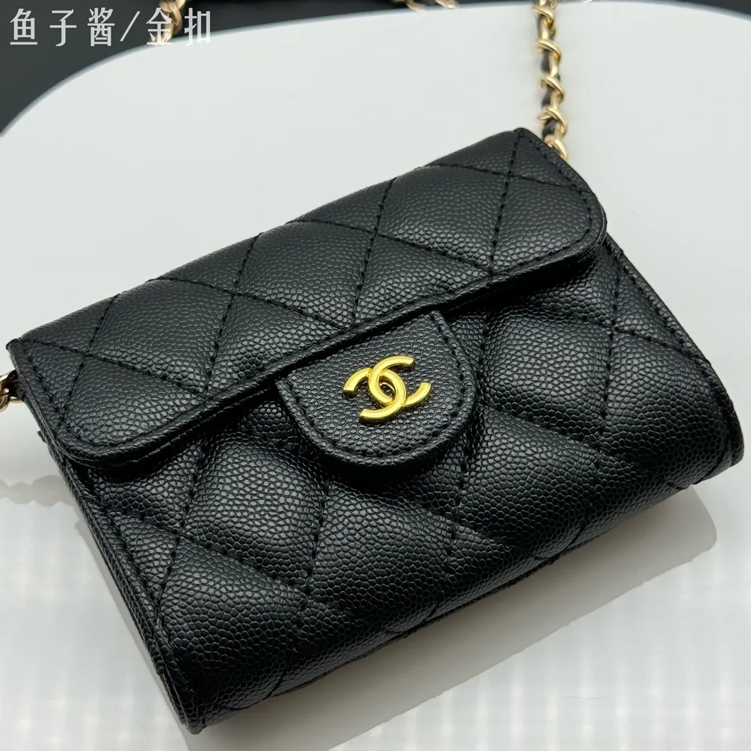 💰170 💎Top quality💖 Comes with gift box 𝑪𝑯𝑨𝑵𝑬𝑳 Chanel Caviar / Black Gold Classic Chain Evening Bag Lambskin 💌CF Series Mini Evening Chain Bag Very design-friendly, the handle is decorated with a flip cover, exquisite and elegant, high-end retro. It can be worn crossbody or as a hand-held evening bag The chain can be wrapped twice around the bottom of the cover and can be used under the armpits. It has a practical soul and a good-looking appearance. I have to recommend it. It can hold mobile phones and card slots, and it looks good when going out. The two built-in compartments with a pattern have a large capacity and a back pocket, which is really convenient. Style number: AP506 Size 12x8.5x2.5cm