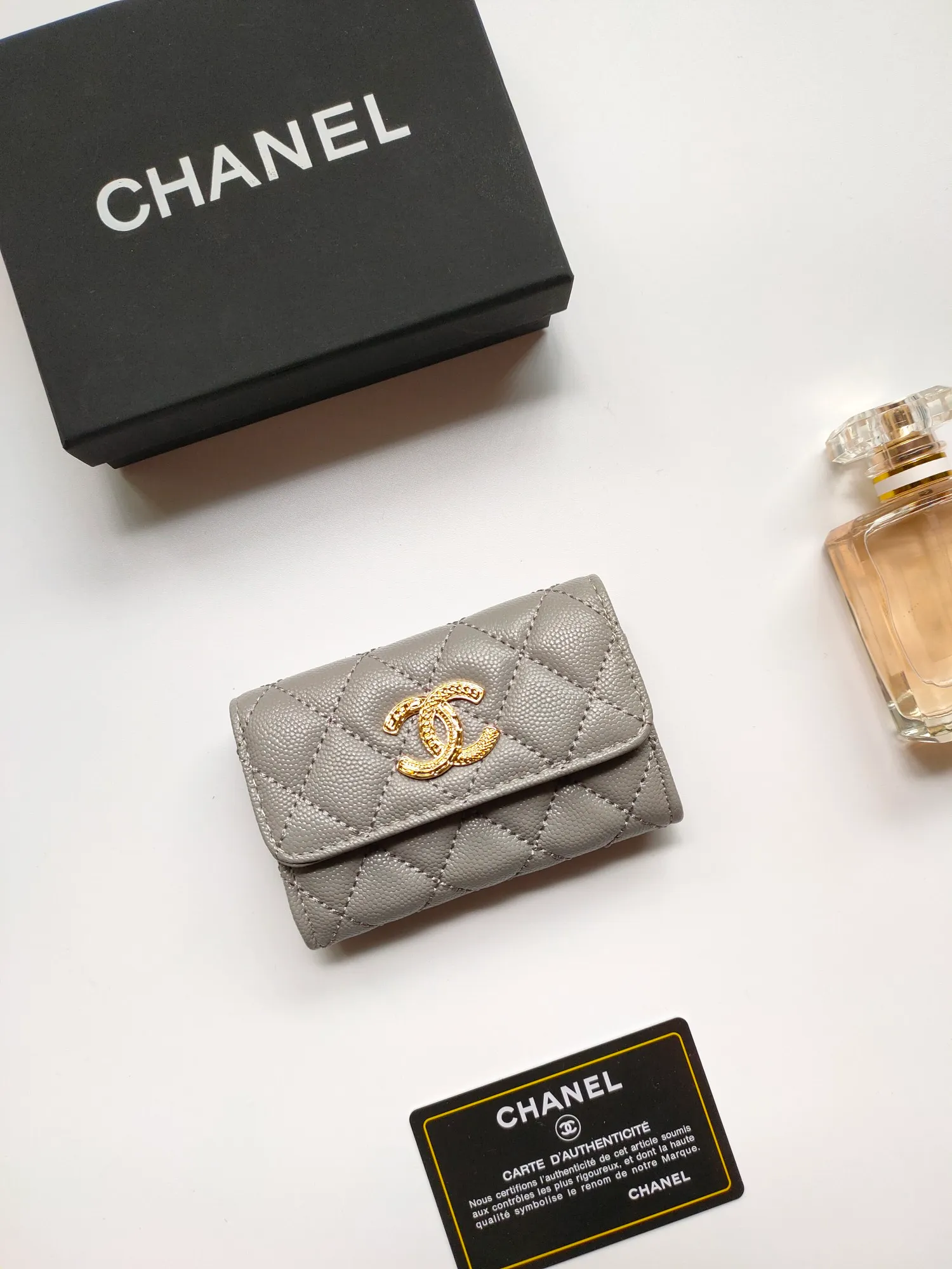 💰140💰 Model AP6118 CHANEL 22k embossed hardware, new double C large lgo with exquisite replica flavor, very beautiful, official website 2023 latest 🆕Card holder Caviar medium ball grain cowhide is scratch-resistant, super glossy, no problem to put about 10 cards, one card can be placed in the cover card slot, and cards + coins can also be placed in the middle It is troublesome to carry a bag that is too big in summer, so it is suitable to put it in a mini bag, which is also convenient to carry in your pocket😍