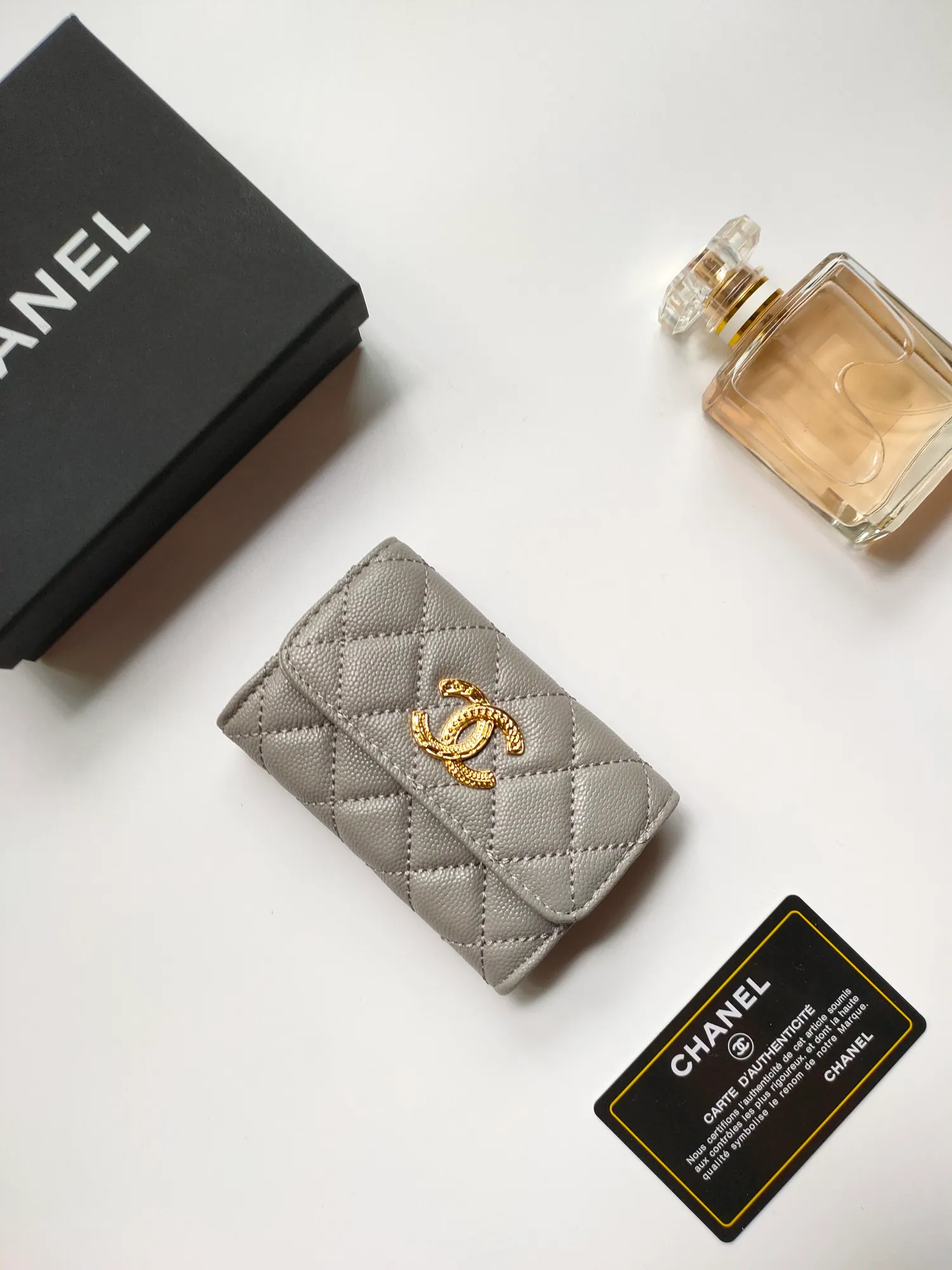 💰140💰 Model AP6118 CHANEL 22k embossed hardware, new double C large lgo with exquisite replica flavor, very beautiful, official website 2023 latest 🆕Card holder Caviar medium ball grain cowhide is scratch-resistant, super glossy, no problem to put about 10 cards, one card can be placed in the cover card slot, and cards + coins can also be placed in the middle It is troublesome to carry a bag that is too big in summer, so it is suitable to put it in a mini bag, which is also convenient to carry in your pocket😍