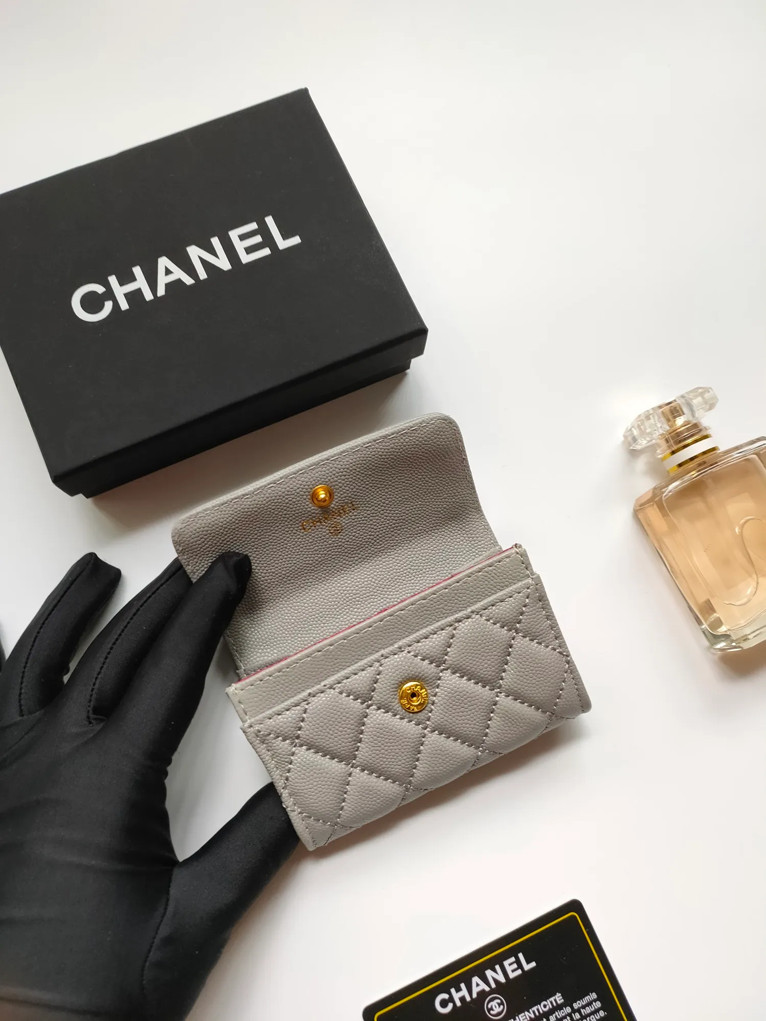 💰140💰 Model AP6118 CHANEL 22k embossed hardware, new double C large lgo with exquisite replica flavor, very beautiful, official website 2023 latest 🆕Card holder Caviar medium ball grain cowhide is scratch-resistant, super glossy, no problem to put about 10 cards, one card can be placed in the cover card slot, and cards + coins can also be placed in the middle It is troublesome to carry a bag that is too big in summer, so it is suitable to put it in a mini bag, which is also convenient to carry in your pocket😍