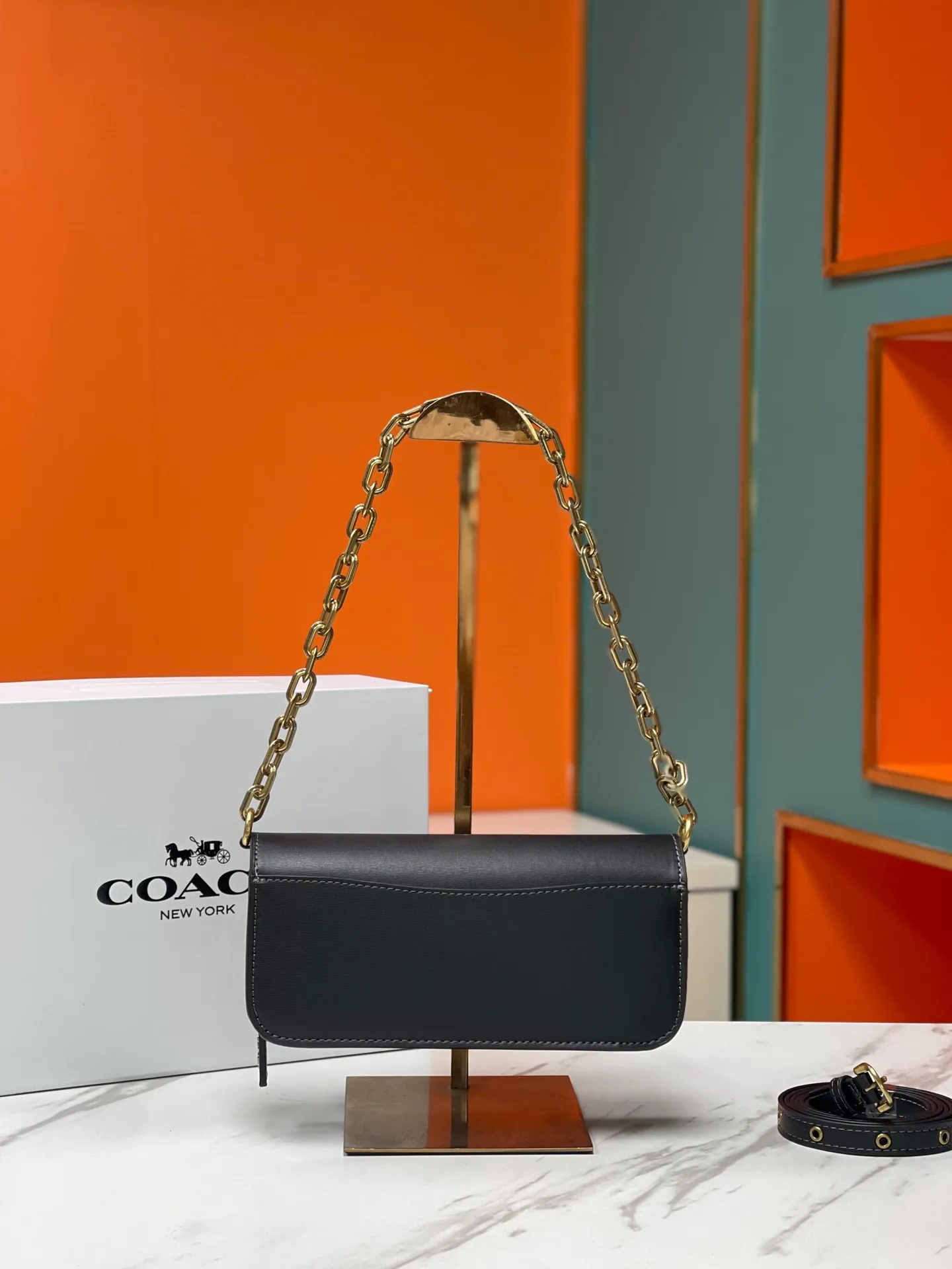 Top original order p500💰💃Coach’s latest crossbody bag💐The shoulder strap design has a full score of 100 and the leather detachable shoulder strap is also equipped with a retro old chain + leather shoulder strap. The big brand logoC is particularly obvious on the accordion-style sides. The inner material is Napa sheepskin. The texture is very good! #coachNew #Chain Bag Model CP362. Size 24X10X7