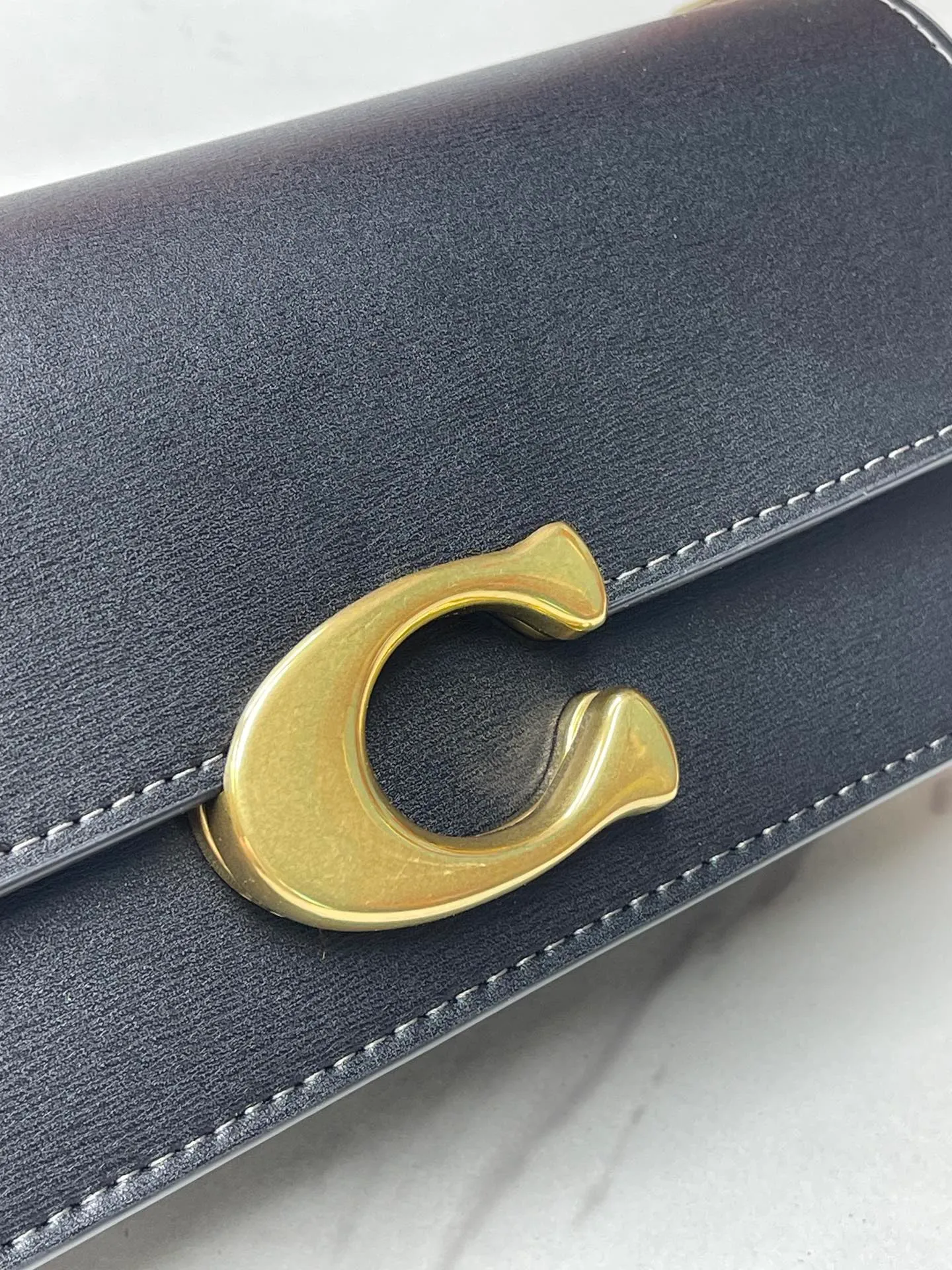 Top original order p500💰💃Coach’s latest crossbody bag💐The shoulder strap design has a full score of 100 and the leather detachable shoulder strap is also equipped with a retro old chain + leather shoulder strap. The big brand logoC is particularly obvious on the accordion-style sides. The inner material is Napa sheepskin. The texture is very good! #coachNew #Chain Bag Model CP362. Size 24X10X7