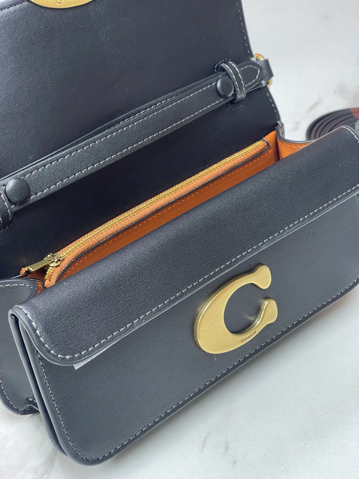 Top original order p500💰💃Coach’s latest crossbody bag💐The shoulder strap design has a full score of 100 and the leather detachable shoulder strap is also equipped with a retro old chain + leather shoulder strap. The big brand logoC is particularly obvious on the accordion-style sides. The inner material is Napa sheepskin. The texture is very good! #coachNew #Chain Bag Model CP362. Size 24X10X7