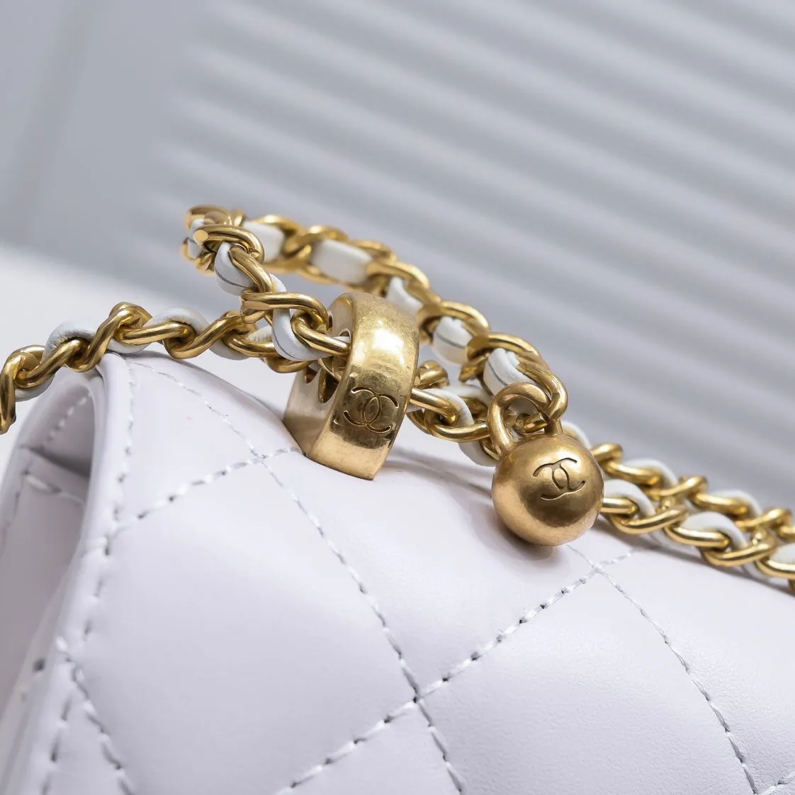 💰360￥Small size😍2021 fragrance⁠⁠⁠⁢Nai‍er‍New⁡Small double gold ball‍‍⁢Can be adjusted⁢⁢⁢Section mini19cm||| Previously we queued up to see the ⁠⁢⁠中⁡⁡⁡‍⁡⁢‍season⁢⁠festival⁡turn⁠body⁢‍⁢cute⁢sa notice⁡‍⁢I⁠the most‍⁡hottest⁠⁠⁡door ⁠The ⁢⁢double ⁢⁠‍⁡Gold ⁢ball‍⁡Pull ⁠⁠rope mini model ⁢⁡come‍⁠that⁠‍dry⁠‍crisp‍⁠⁢⁢⁠Write a comparison ⁡⁢⁢🌟foot‍inch: the two are almost ⁡‍⁠the same⁠ They are all super ‍⁢real ⁢⁠‍ using ‍⁡foot⁢⁠⁢inch! It can be used to store mobile phones, keys, card bags, air mattresses, etc. ~ Super practical! The double gold ball mini is a little thicker, but the actual capacity is poor. Not much. Leather quality: both are made from cow leather, which is durable. Fuck ⁢⁡ but ⁡⁢⁡⁢ it doesn’t feel exactly the same ⁢⁢⁠, the ⁠⁢ former ⁠⁡ cat buttonhole season ⁠ ‍⁡ style ⁢ is ⁡⁡⁢ plus ⁢⁡⁢ soft (which is ⁢ my ⁢⁠ quality⁠ ‍) more casual, casual~ I‍⁠I have always felt that Chanel should be like this⁠‍⁡⁢lazy⁠⁠⁠lazy⁠‍⁠‍ ⁠The double gold ball is harder and stiffer, the leather ⁢⁡⁢⁢quality‍⁢ is also ⁢brighter‍‍⁠face⁡⁡a little ⁢⁢‍⁡, and the side ⁠⁢‍⁡⁢more⁡⁢like Leboy’s ⁢⁢⁡feeling⁢~ Four ⁠⁠square, because ⁢⁢⁢this ⁡⁠⁡⁡ is stronger than ⁢‍‍⁢⁢hard⁡⁠⁡so it makes ⁡ more seasonal The style is thicker ⁡Update⁠⁠‍Happy⁠⁠⁡Happy⁠⁡seasonal⁠‍ soft ⁢⁠cow⁡⁠‍⁡leather🌟chain‍: double ⁠⁠⁠gold⁢⁠⁠ball‍ It's a little thinner, maybe it's more convenient, you can change the length freely! Size: 12×19×8cm Style number: 2648