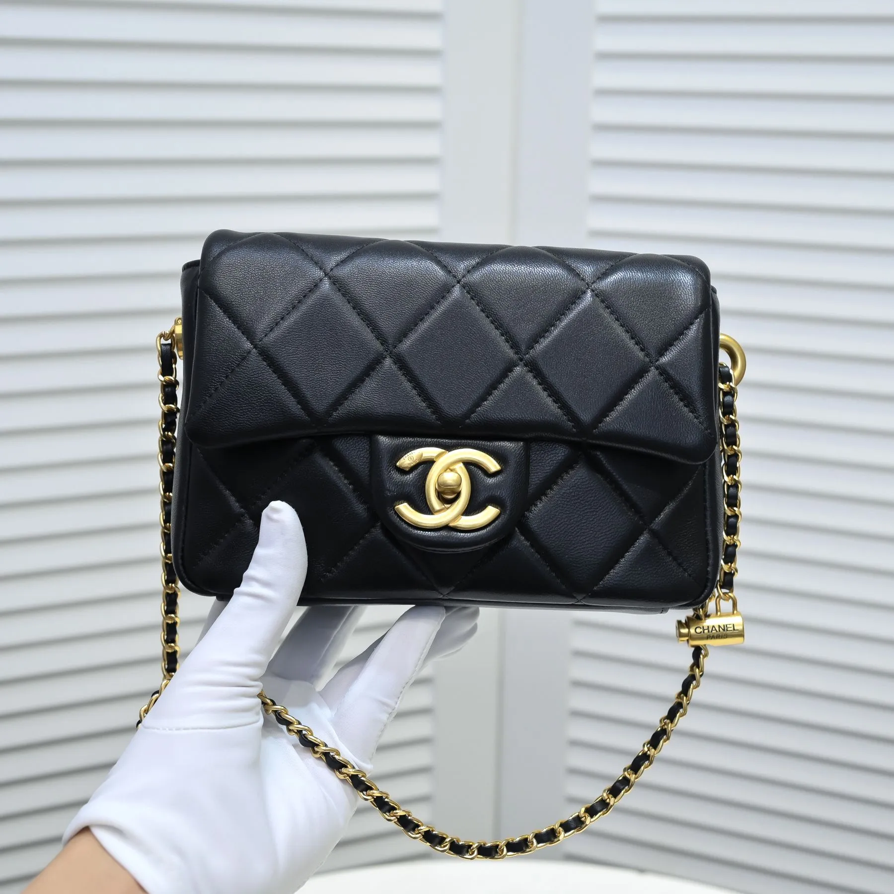 💰380￥Chanel 21K’s latest popular Mini rectangular bag 👜 Sheepskin 🐃 Classic diamond flap bag, decorated with gold chain and button design pendant, adjustable shoulder strap, fragrant decoration handbag, stand out, interpretation of timeless ♾️ elegance. Size: 19x13x6cm