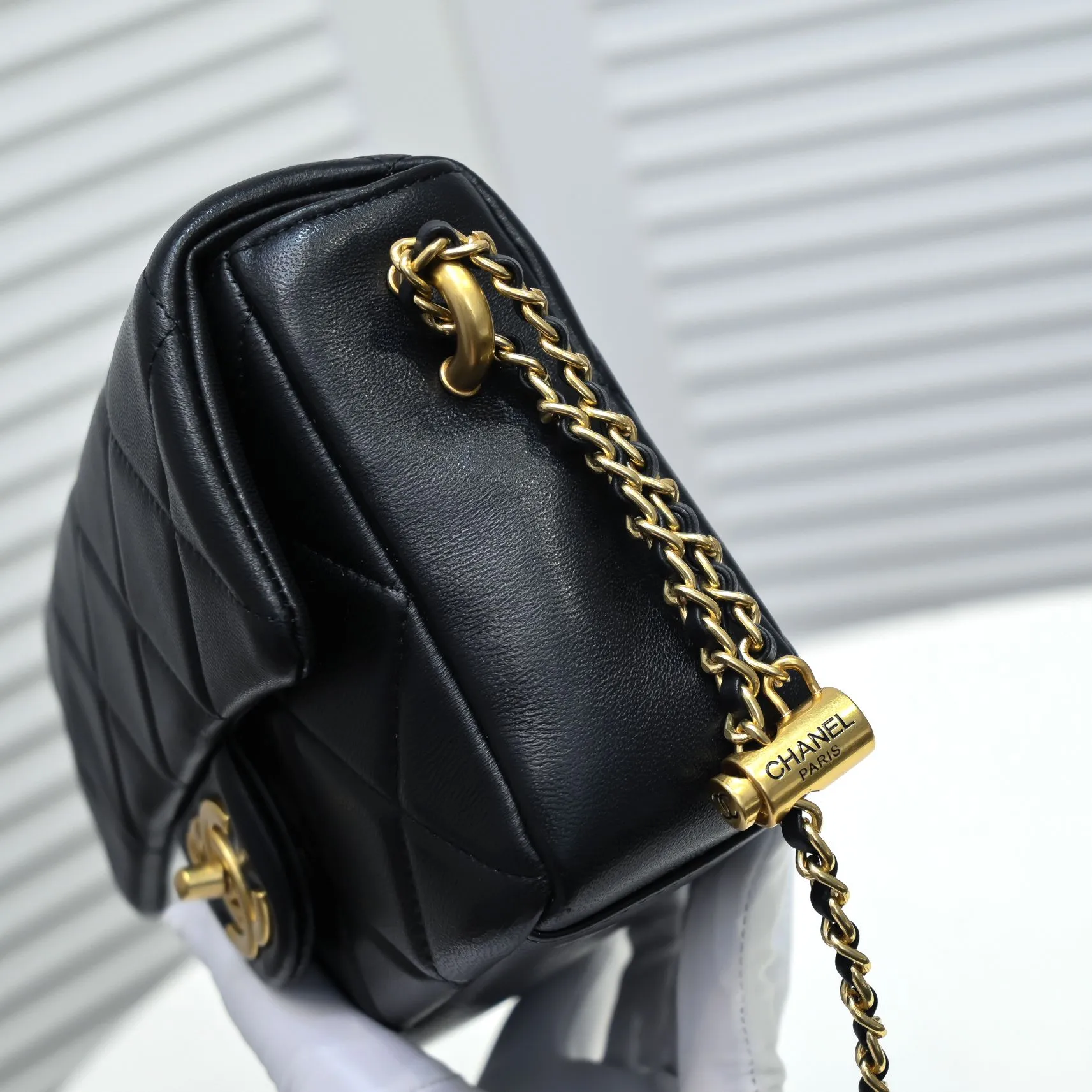 💰380￥Chanel 21K’s latest popular Mini rectangular bag 👜 Sheepskin 🐃 Classic diamond flap bag, decorated with gold chain and button design pendant, adjustable shoulder strap, fragrant decoration handbag, stand out, interpretation of timeless ♾️ elegance. Size: 19x13x6cm