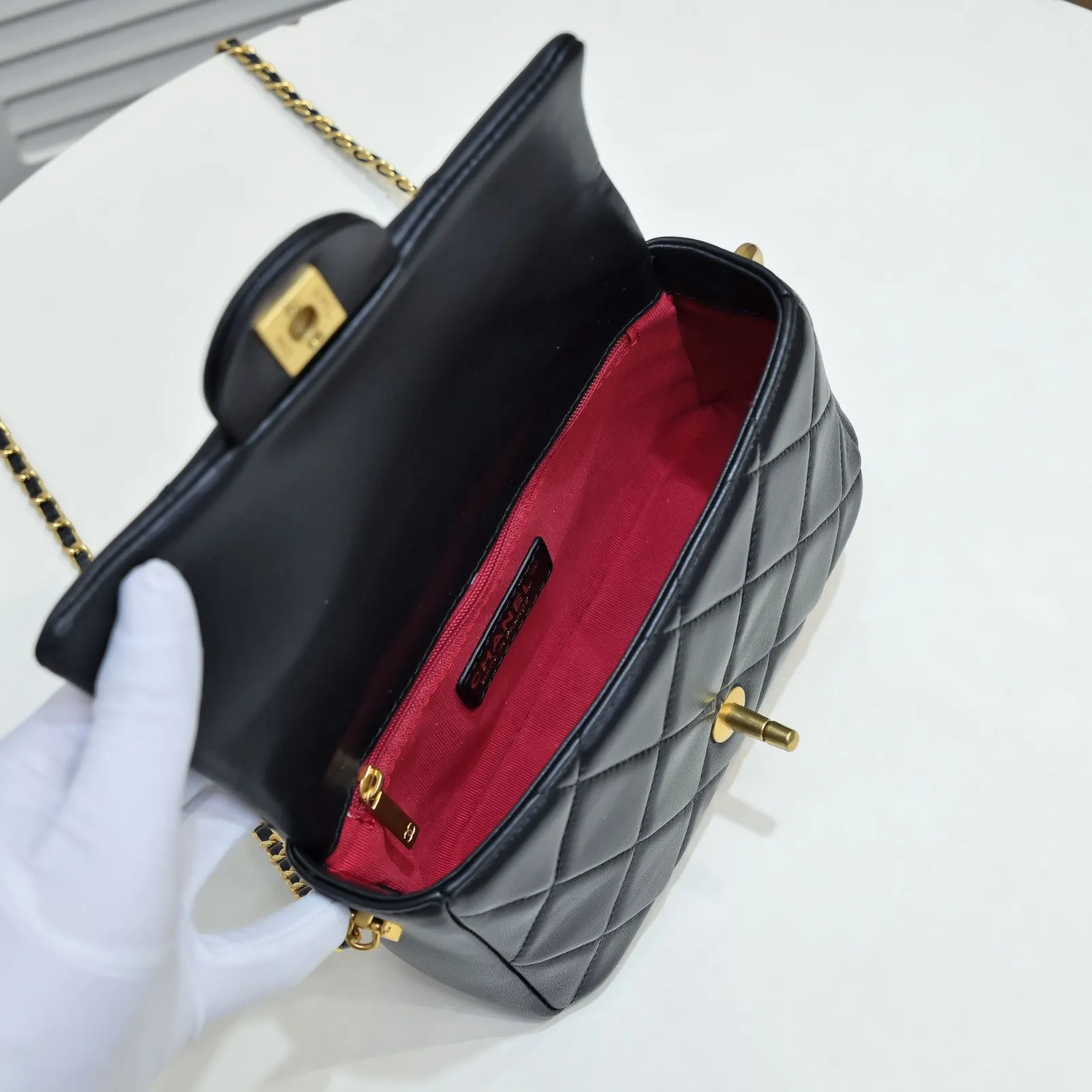 💰380￥Chanel 21K’s latest popular Mini rectangular bag 👜 Sheepskin 🐃 Classic diamond flap bag, decorated with gold chain and button design pendant, adjustable shoulder strap, fragrant decoration handbag, stand out, interpretation of timeless ♾️ elegance. Size: 19x13x6cm