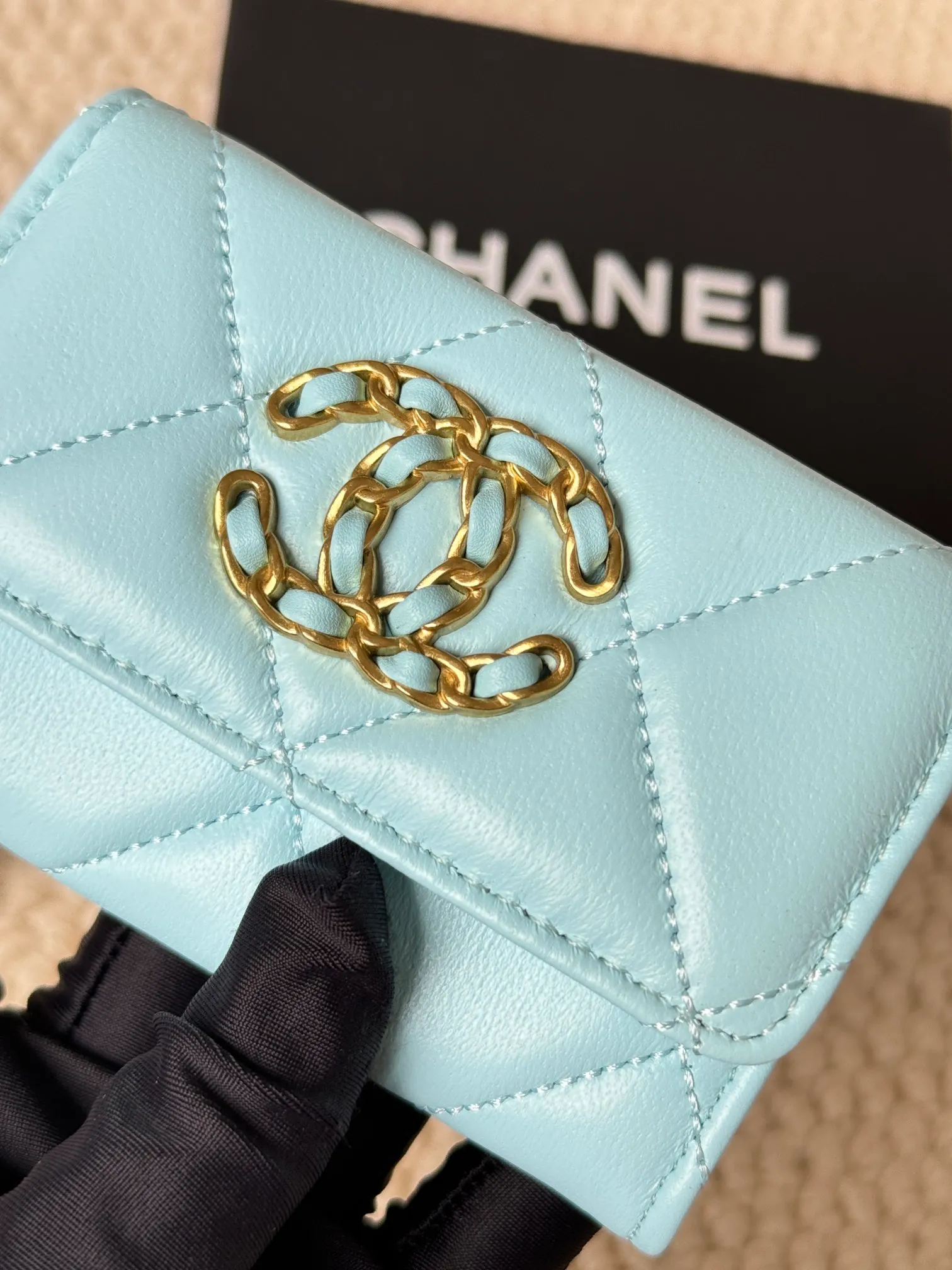 💰130 model number AP3610 CHANEL new flap coin purse. This year’s latest logo is paired with rhombus, lambskin and retro hardware... This card holder has a large capacity. It can hold about 1,000 yuan at a 20% discount of 100 yuan, and it can also hold 2.3 cards, which is very practical! Size 11*8.5*3cm