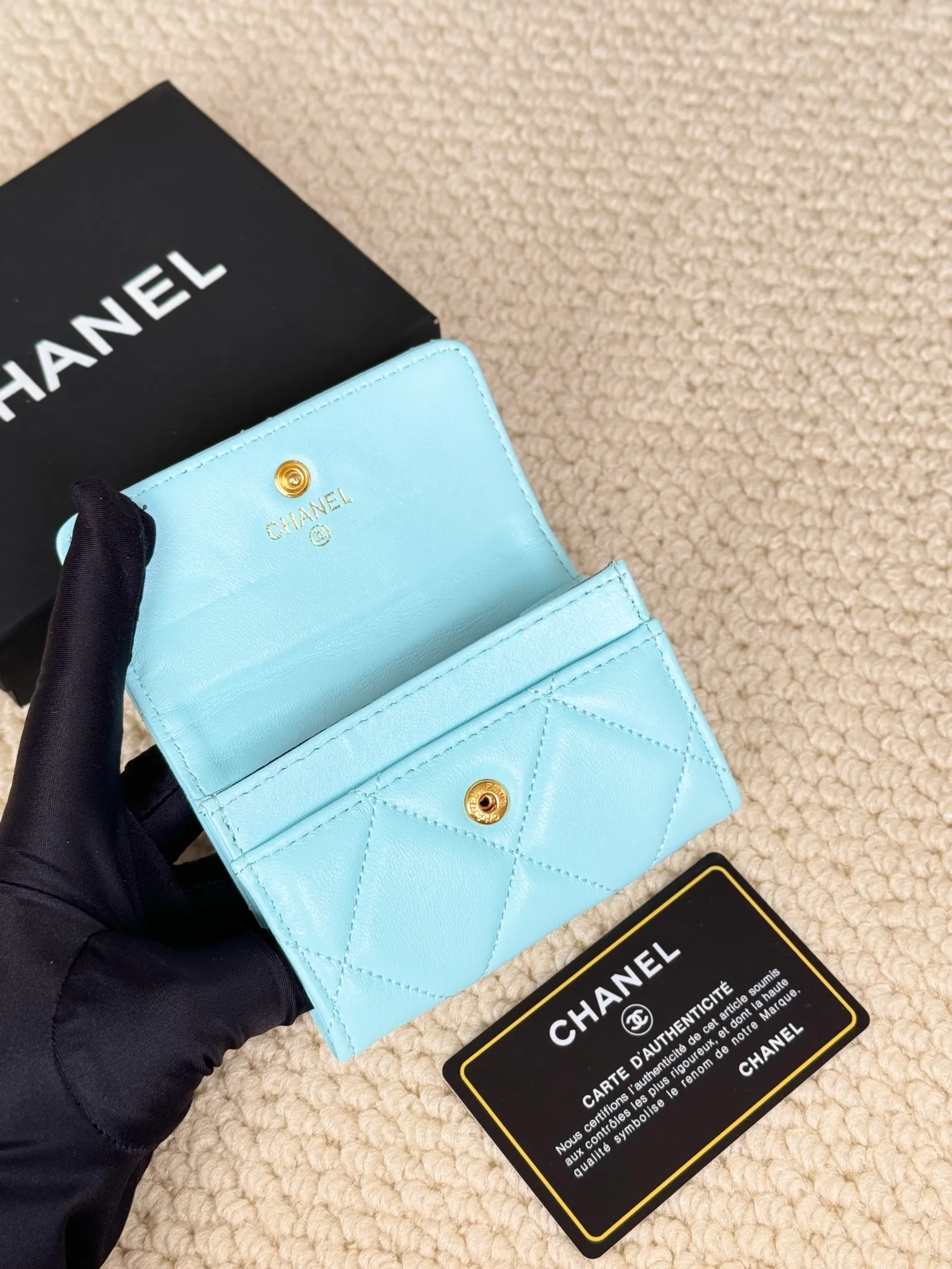 💰130 model number AP3610 CHANEL new flap coin purse. This year’s latest logo is paired with rhombus, lambskin and retro hardware... This card holder has a large capacity. It can hold about 1,000 yuan at a 20% discount of 100 yuan, and it can also hold 2.3 cards, which is very practical! Size 11*8.5*3cm