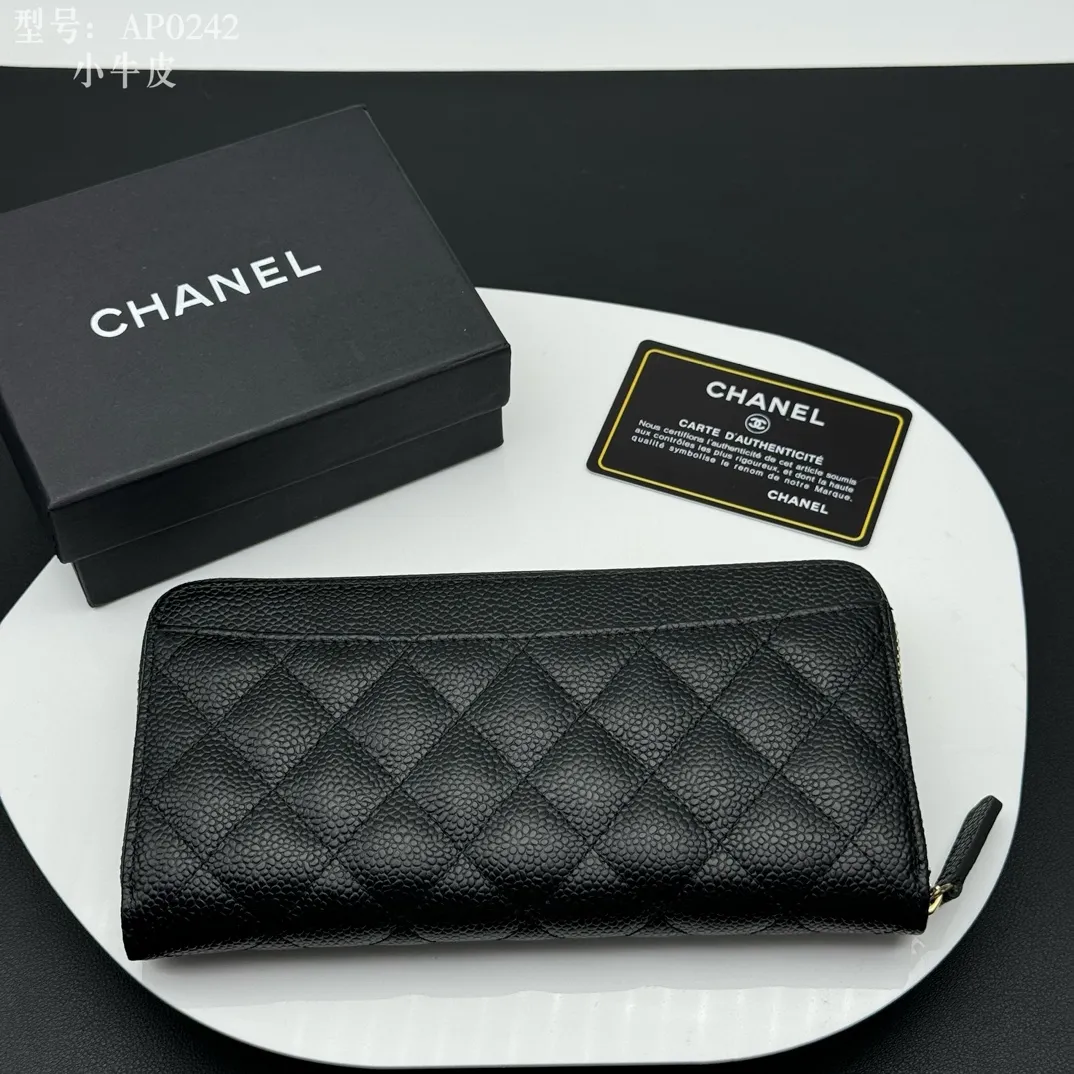 💰190 💎Top quality, full leather inside and out 💓𝑪𝑯𝑨𝑵𝑬𝑳Chanel Caviar/Black Gold Chanel Classic Zipper Wallet Upgraded version is now on the market Pay tribute to feelings and classics~! Compared with the classic model, the upgraded version adds a back pocket, which feels more practical. The zipper puller inside the wallet has been upgraded from the original leather pull to a full metal pull, which improves the quality and makes it look domineering. As for the internal structure, it still has 8 card slots, and there is no problem in holding 2.3 thousand whole coins, which is your daily needs for the wallet. Style number: AP514 Size: 19.5×10×3