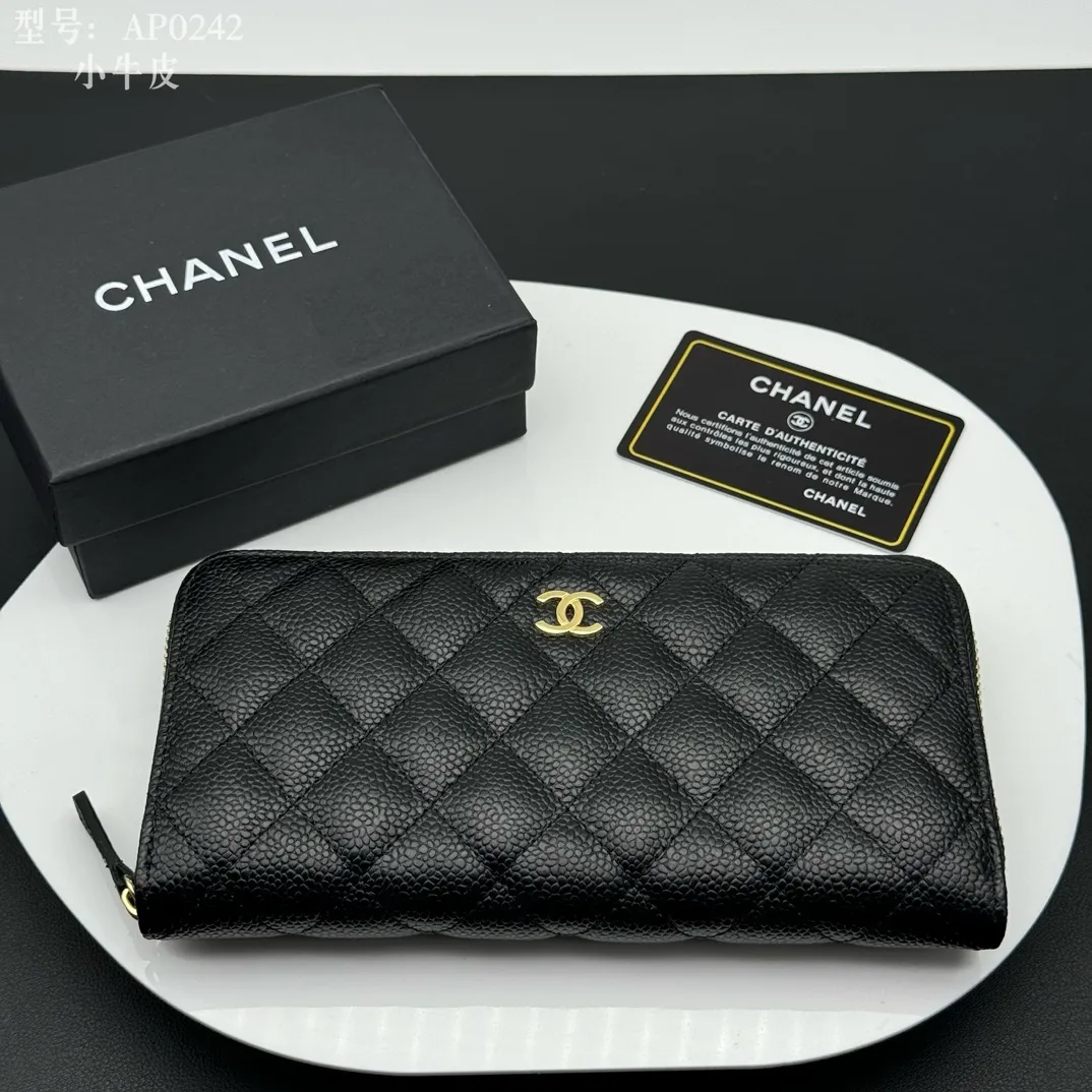 💰190 💎Top quality, full leather inside and out 💓𝑪𝑯𝑨𝑵𝑬𝑳Chanel Caviar/Black Gold Chanel Classic Zipper Wallet Upgraded version is now on the market Pay tribute to feelings and classics~! Compared with the classic model, the upgraded version adds a back pocket, which feels more practical. The zipper puller inside the wallet has been upgraded from the original leather pull to a full metal pull, which improves the quality and makes it look domineering. As for the internal structure, it still has 8 card slots, and there is no problem in holding 2.3 thousand whole coins, which is your daily needs for the wallet. Style number: AP514 Size: 19.5×10×3