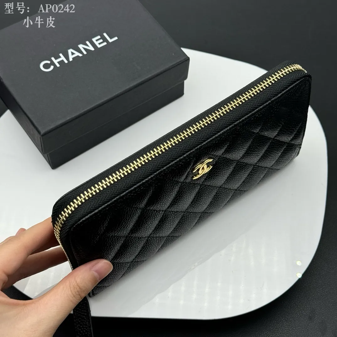 💰190 💎Top quality, full leather inside and out 💓𝑪𝑯𝑨𝑵𝑬𝑳Chanel Caviar/Black Gold Chanel Classic Zipper Wallet Upgraded version is now on the market Pay tribute to feelings and classics~! Compared with the classic model, the upgraded version adds a back pocket, which feels more practical. The zipper puller inside the wallet has been upgraded from the original leather pull to a full metal pull, which improves the quality and makes it look domineering. As for the internal structure, it still has 8 card slots, and there is no problem in holding 2.3 thousand whole coins, which is your daily needs for the wallet. Style number: AP514 Size: 19.5×10×3