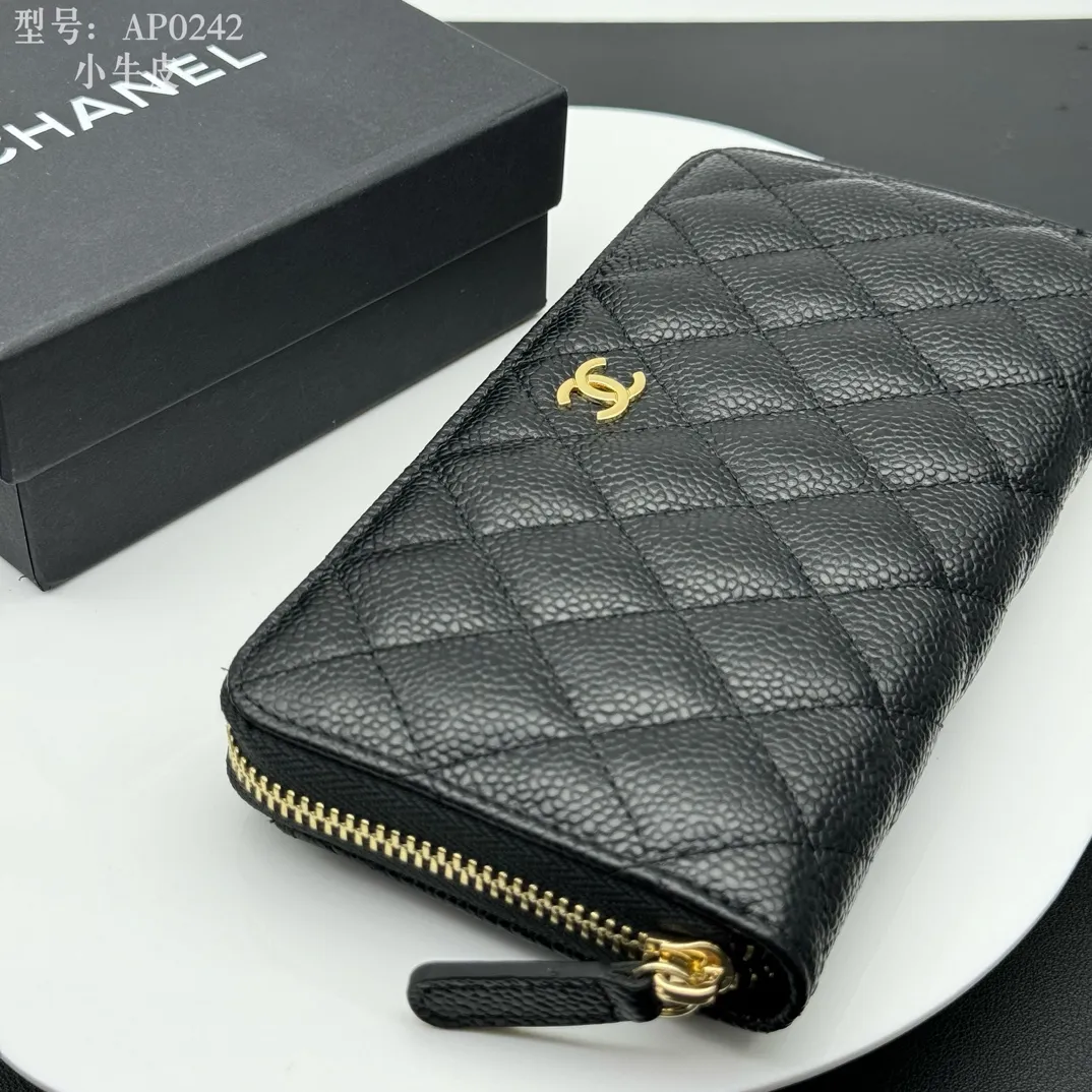 💰190 💎Top quality, full leather inside and out 💓𝑪𝑯𝑨𝑵𝑬𝑳Chanel Caviar/Black Gold Chanel Classic Zipper Wallet Upgraded version is now on the market Pay tribute to feelings and classics~! Compared with the classic model, the upgraded version adds a back pocket, which feels more practical. The zipper puller inside the wallet has been upgraded from the original leather pull to a full metal pull, which improves the quality and makes it look domineering. As for the internal structure, it still has 8 card slots, and there is no problem in holding 2.3 thousand whole coins, which is your daily needs for the wallet. Style number: AP514 Size: 19.5×10×3