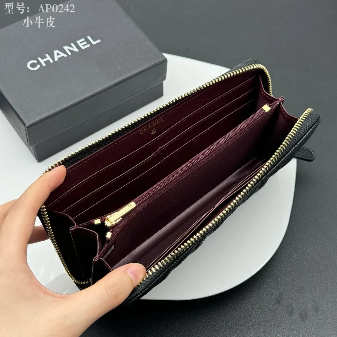 💰190 💎Top quality, full leather inside and out 💓𝑪𝑯𝑨𝑵𝑬𝑳Chanel Caviar/Black Gold Chanel Classic Zipper Wallet Upgraded version is now on the market Pay tribute to feelings and classics~! Compared with the classic model, the upgraded version adds a back pocket, which feels more practical. The zipper puller inside the wallet has been upgraded from the original leather pull to a full metal pull, which improves the quality and makes it look domineering. As for the internal structure, it still has 8 card slots, and there is no problem in holding 2.3 thousand whole coins, which is your daily needs for the wallet. Style number: AP514 Size: 19.5×10×3