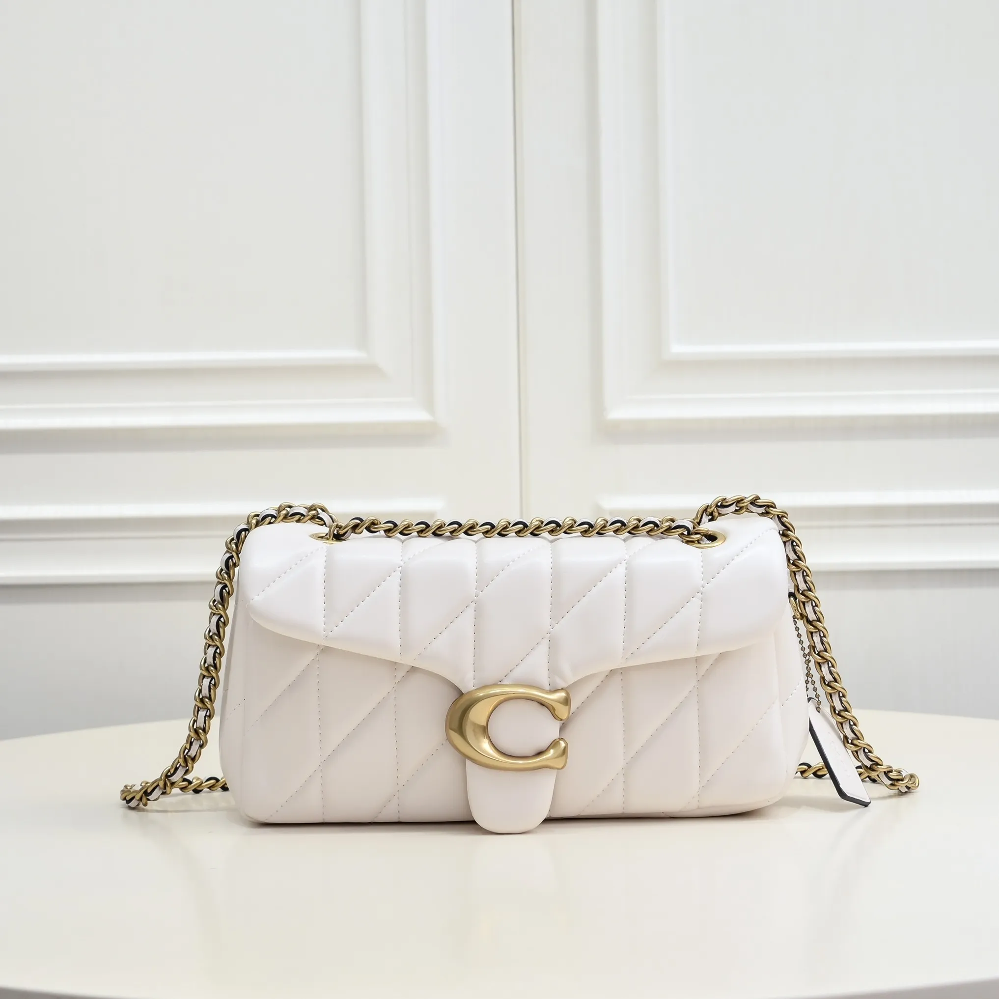 P440 [Top original order] Coach Quilted Tabby 26 with gold buckle, a very popular one, it feels very soft and delicate. It has quilted details and is filled with cotton wool to create a fluffy visual effect. It has a built-in zipper bag and a magnetic button bag. Size:26*18*4cm