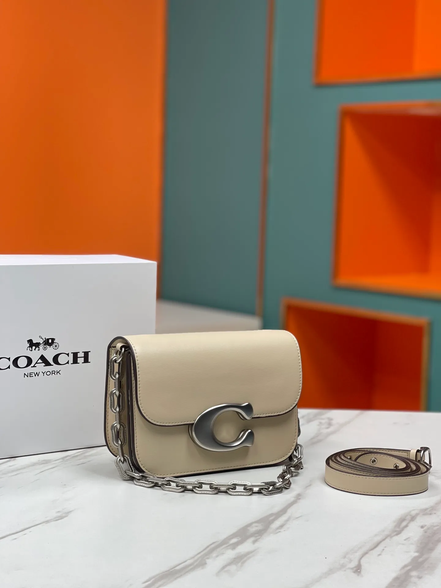 Top original order p500💃Coach’s latest crossbody bag💐model CM587. The shoulder strap design has a full score of 100. The leather detachable shoulder strap is also equipped with a retro old chain + leather shoulder strap. The big brand logo C is particularly obvious. The accordion-style compartment is lined with three large compartments of Napa sheepskin and a zipper compartment. The texture is very good! #coach新的 #chain包 Size 21CM