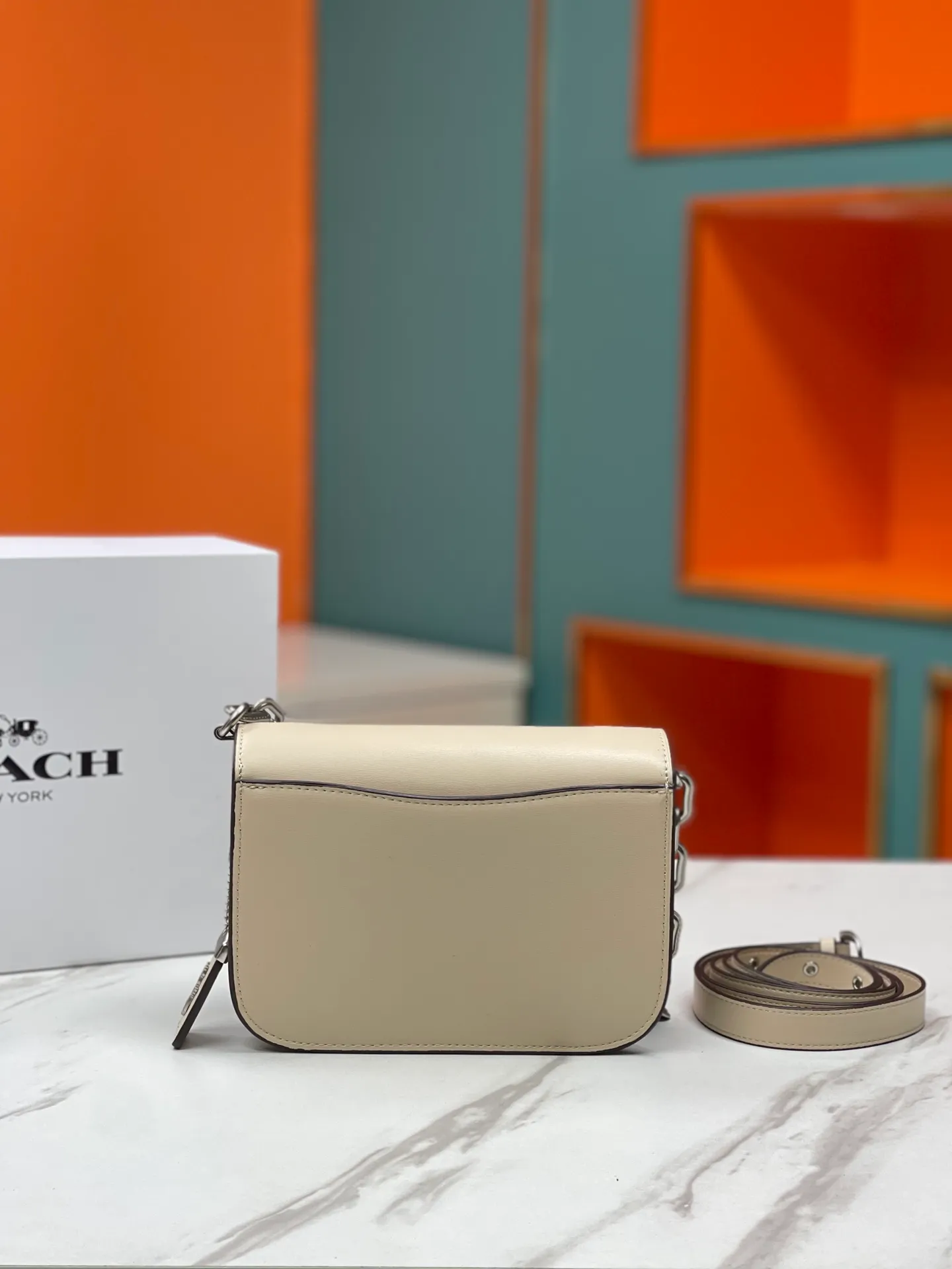 Top original order p500💃Coach’s latest crossbody bag💐model CM587. The shoulder strap design has a full score of 100. The leather detachable shoulder strap is also equipped with a retro old chain + leather shoulder strap. The big brand logo C is particularly obvious. The accordion-style compartment is lined with three large compartments of Napa sheepskin and a zipper compartment. The texture is very good! #coach新的 #chain包 Size 21CM