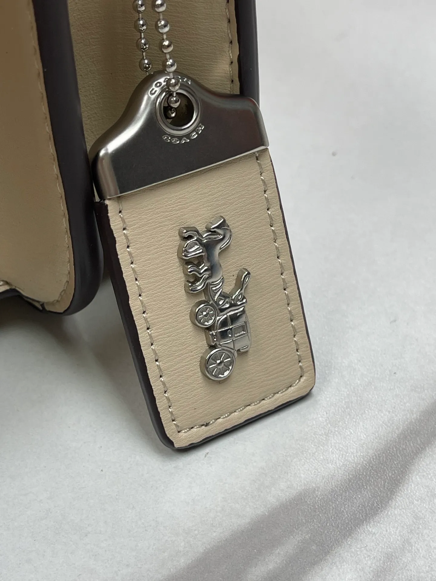 Top original order p500💃Coach’s latest crossbody bag💐model CM587. The shoulder strap design has a full score of 100. The leather detachable shoulder strap is also equipped with a retro old chain + leather shoulder strap. The big brand logo C is particularly obvious. The accordion-style compartment is lined with three large compartments of Napa sheepskin and a zipper compartment. The texture is very good! #coach新的 #chain包 Size 21CM
