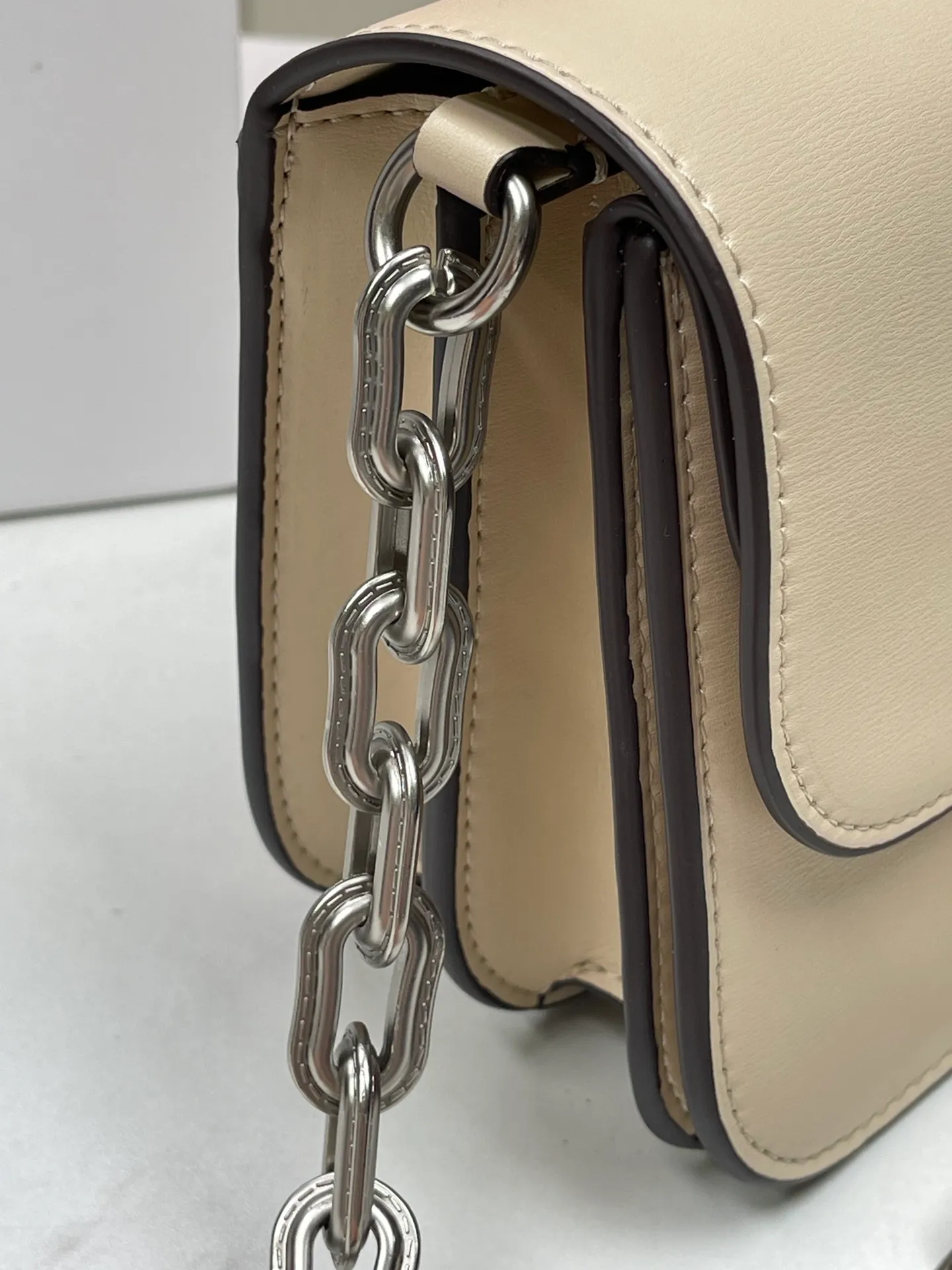 Top original order p500💃Coach’s latest crossbody bag💐model CM587. The shoulder strap design has a full score of 100. The leather detachable shoulder strap is also equipped with a retro old chain + leather shoulder strap. The big brand logo C is particularly obvious. The accordion-style compartment is lined with three large compartments of Napa sheepskin and a zipper compartment. The texture is very good! #coach新的 #chain包 Size 21CM