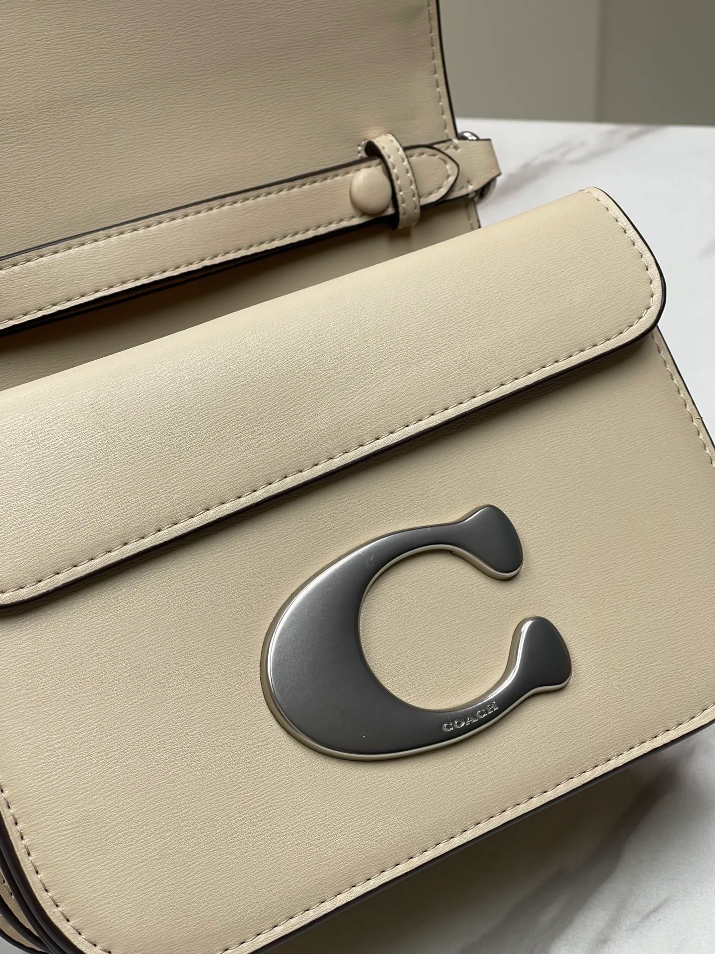 Top original order p500💃Coach’s latest crossbody bag💐model CM587. The shoulder strap design has a full score of 100. The leather detachable shoulder strap is also equipped with a retro old chain + leather shoulder strap. The big brand logo C is particularly obvious. The accordion-style compartment is lined with three large compartments of Napa sheepskin and a zipper compartment. The texture is very good! #coach新的 #chain包 Size 21CM