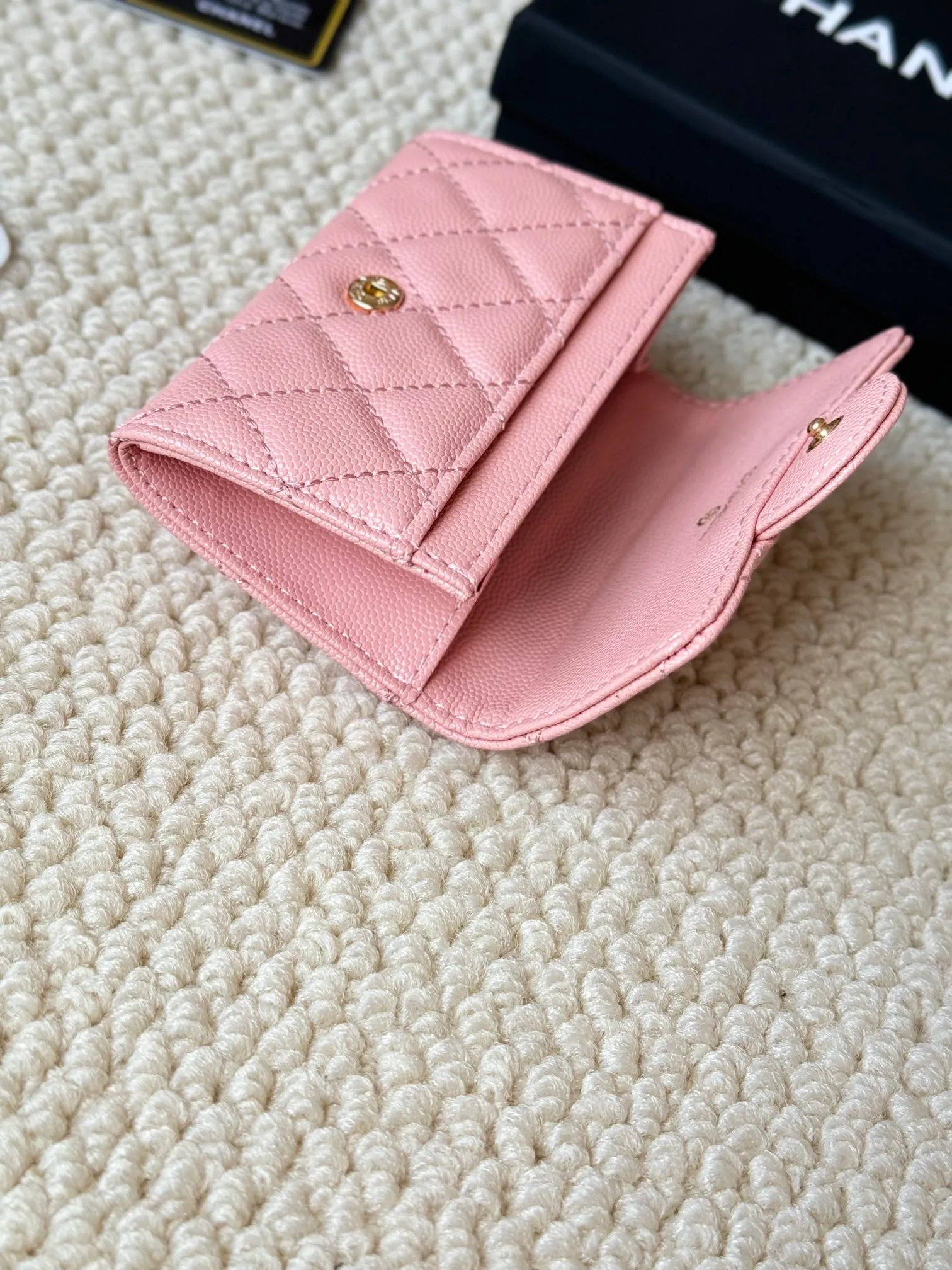 💰120 Style number: AP458chanel The most classic card holder, coin purse, Chanel classic flap card holder. Caviar cowhide, card holder and coin purse in one, with slip pocket on the back. Style number: AP458 Dimensions: 7.5 × 11.3 × 2.1 cm