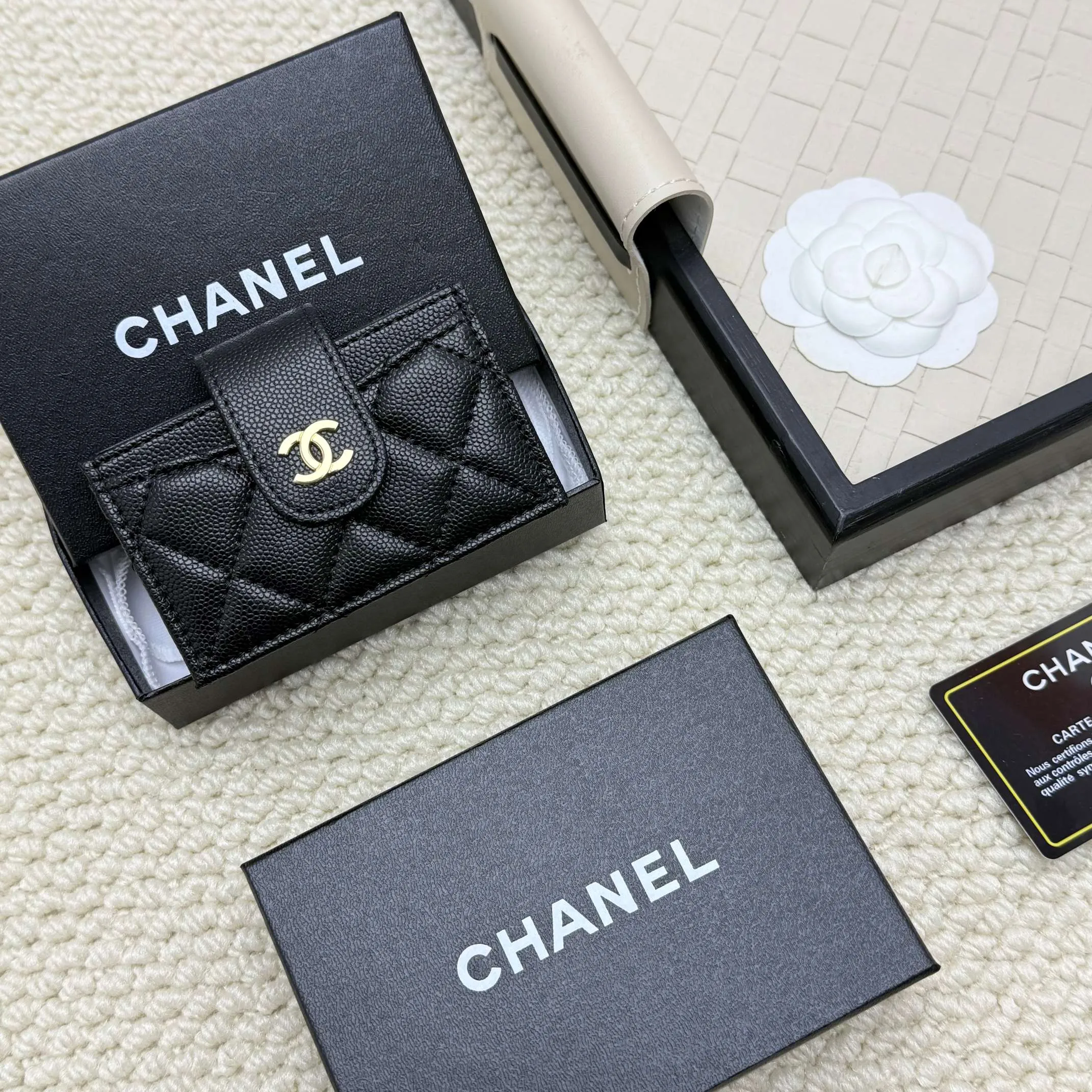 💰130 CHANEL Caviar Sheepskin Accord Card Holder, this card holder is different from ordinary card holders, with an accordion design [色色R], you can easily see each card without having to pull it out. The entire card holder has a total of six card slots, four of which can hold many cards😘😘😘 It is so beautiful, Xiangxiang is really good at designing this card holder, number AT600. Dimensions: Width 10*Height 6*Thickness 2