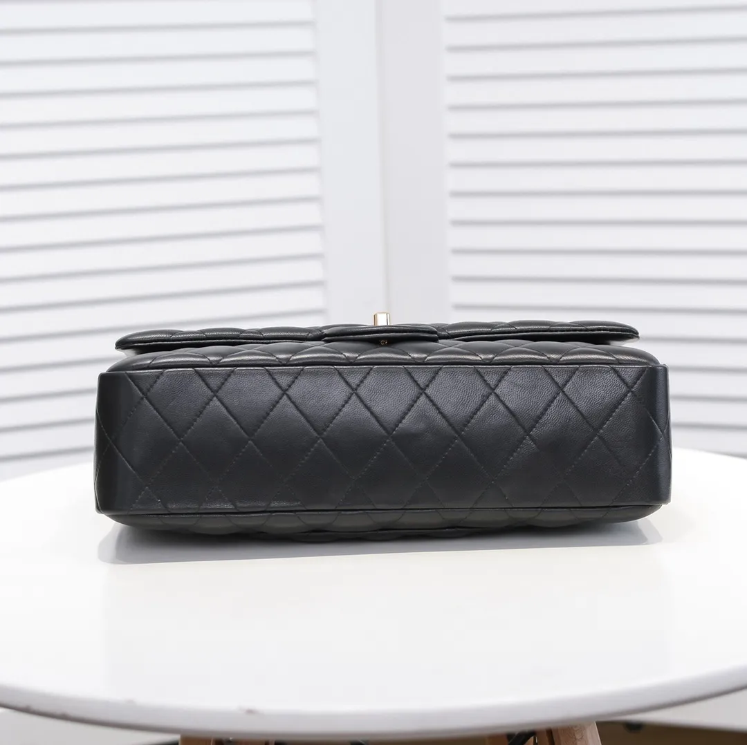 💰480￥[Color] Chanel [Color] Century Classic, carefully crafted with exquisite workmanship of every stitch and thread, imported sheepskin with original hardware, full diamond pattern 💯The shape of the whole bag is particularly perfect in softness 👍👍😔😔Classic and irresistible, size: 30X18X8cm, style number: 1113