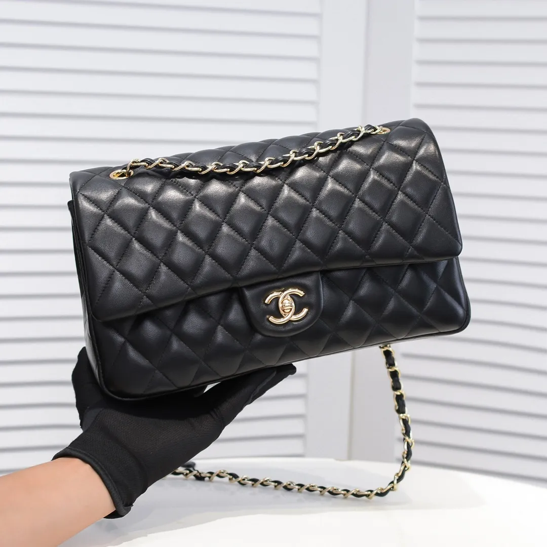 💰480￥[Color] Chanel [Color] Century Classic, carefully crafted with exquisite workmanship of every stitch and thread, imported sheepskin with original hardware, full diamond pattern 💯The shape of the whole bag is particularly perfect in softness 👍👍😔😔Classic and irresistible, size: 30X18X8cm, style number: 1113