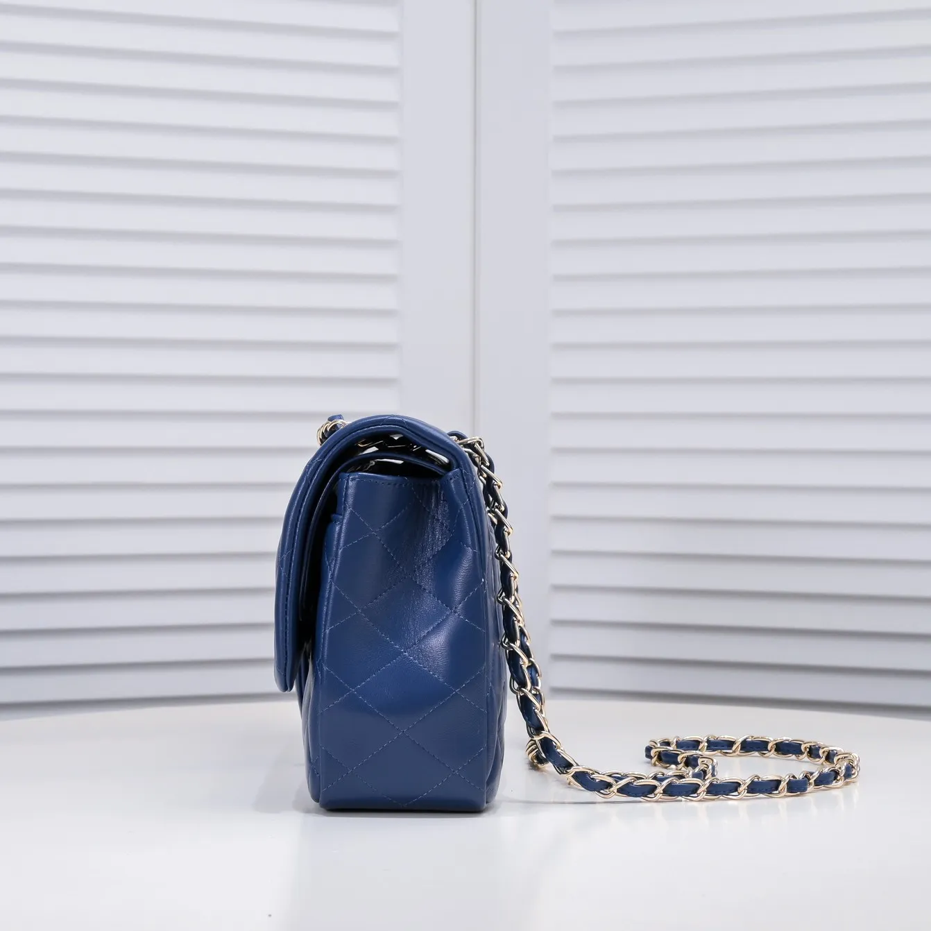 💰460￥Dark blue [color] Chanel [color] century classic, carefully crafted with exquisite workmanship of every stitch and thread, imported sheepskin with original hardware, full rhombus 💯The shape of the whole bag is particularly perfect in softness 👍👍😔😔Classic and irresistible, size: 30X18X8cm, style number: 1113
