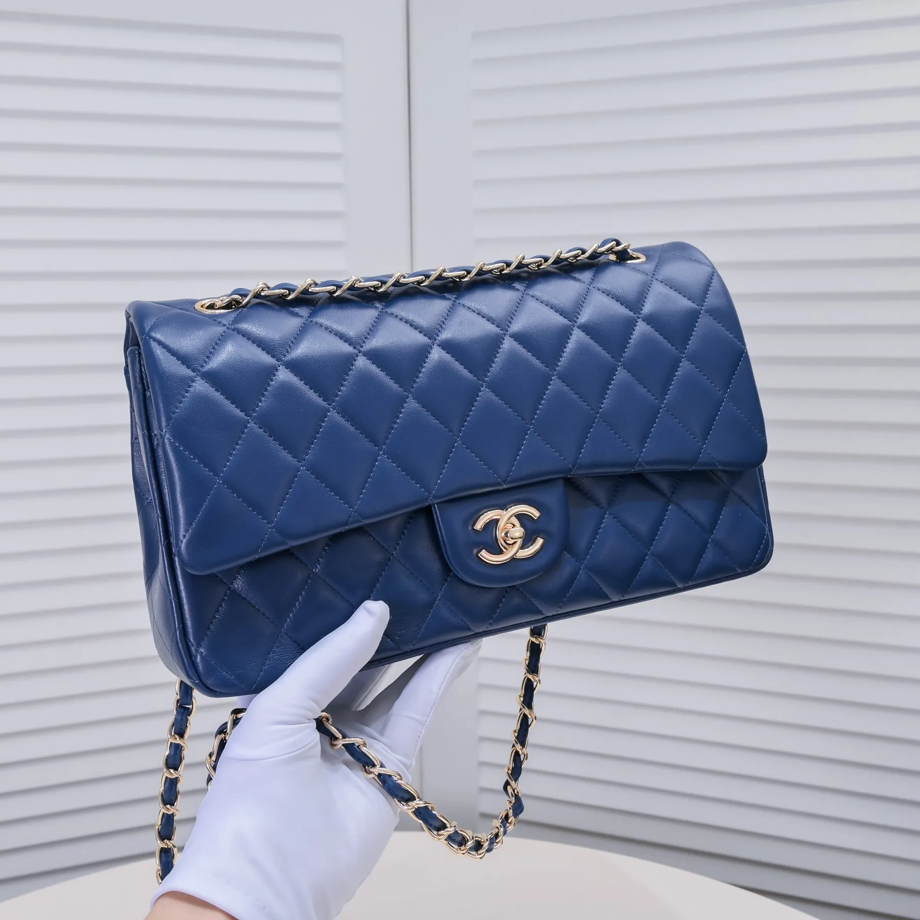 💰460￥Dark blue [color] Chanel [color] century classic, carefully crafted with exquisite workmanship of every stitch and thread, imported sheepskin with original hardware, full rhombus 💯The shape of the whole bag is particularly perfect in softness 👍👍😔😔Classic and irresistible, size: 30X18X8cm, style number: 1113