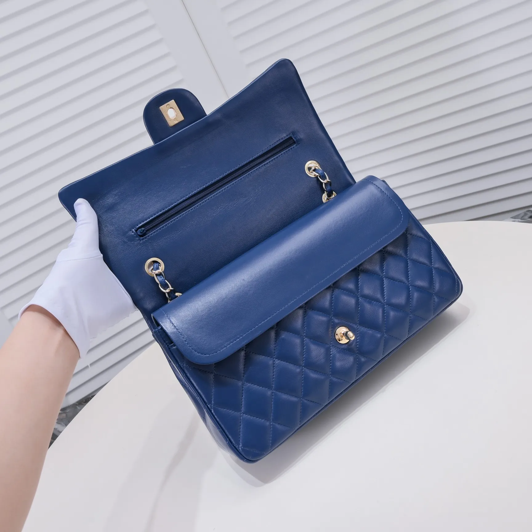 💰460￥Dark blue [color] Chanel [color] century classic, carefully crafted with exquisite workmanship of every stitch and thread, imported sheepskin with original hardware, full rhombus 💯The shape of the whole bag is particularly perfect in softness 👍👍😔😔Classic and irresistible, size: 30X18X8cm, style number: 1113