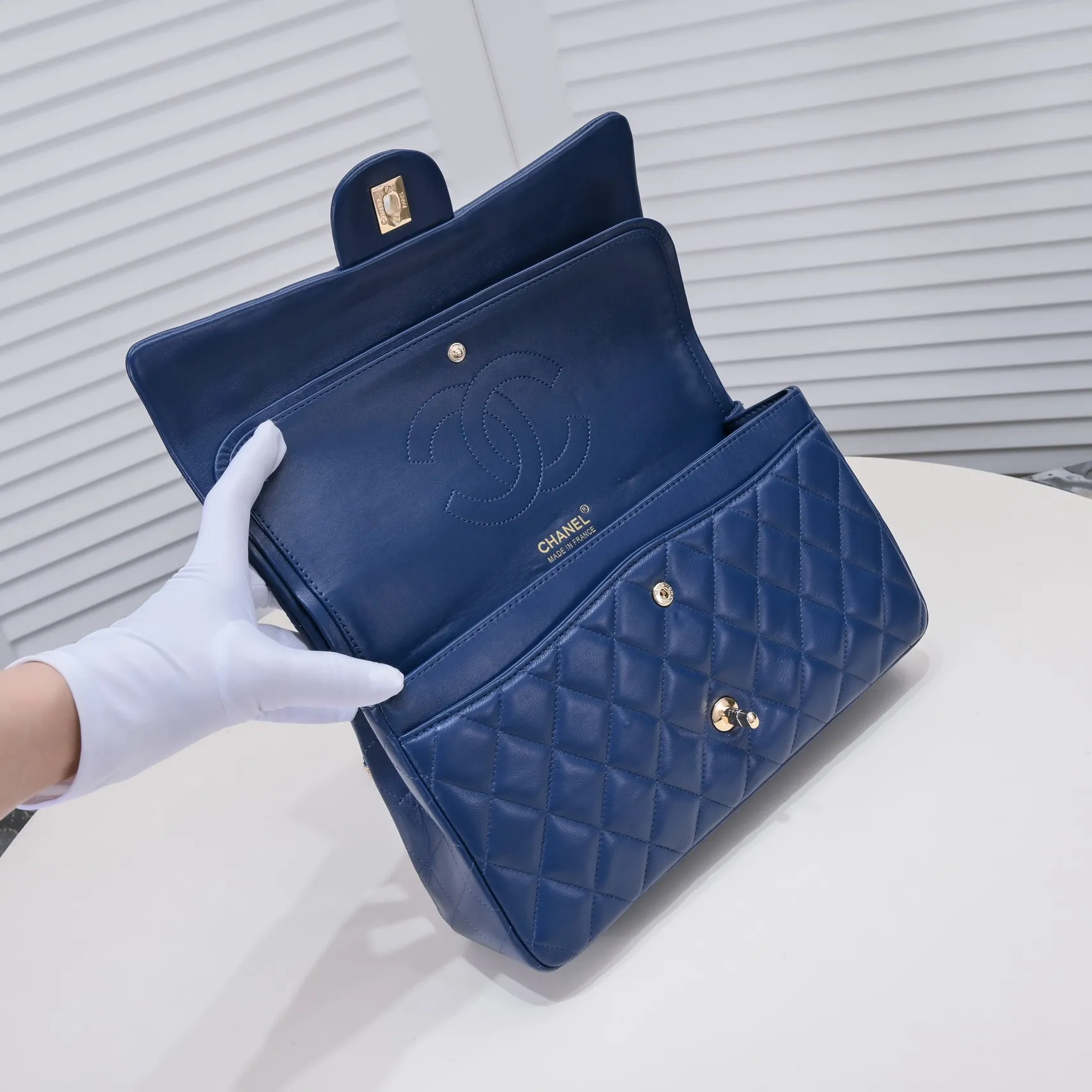 💰460￥Dark blue [color] Chanel [color] century classic, carefully crafted with exquisite workmanship of every stitch and thread, imported sheepskin with original hardware, full rhombus 💯The shape of the whole bag is particularly perfect in softness 👍👍😔😔Classic and irresistible, size: 30X18X8cm, style number: 1113