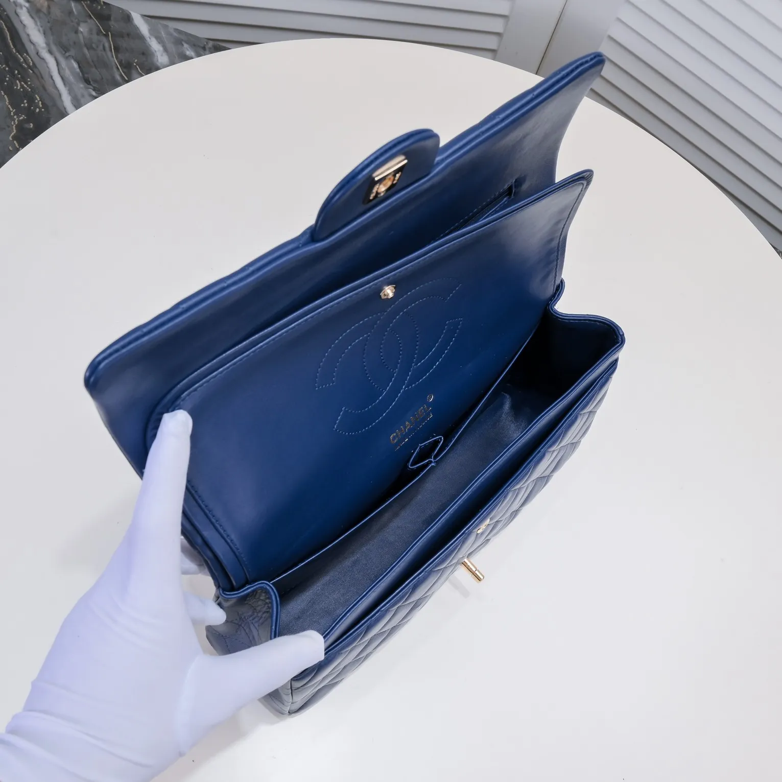 💰460￥Dark blue [color] Chanel [color] century classic, carefully crafted with exquisite workmanship of every stitch and thread, imported sheepskin with original hardware, full rhombus 💯The shape of the whole bag is particularly perfect in softness 👍👍😔😔Classic and irresistible, size: 30X18X8cm, style number: 1113