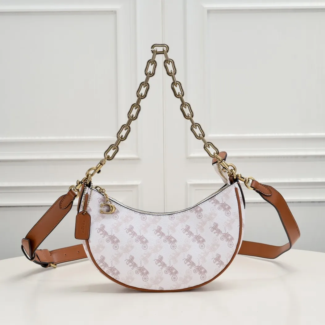 CM584 Kou's new mira crescent bag has a proper temperament on the upper body. It uses a retro brushed brass chain ~ full of texture. The two shoulder straps can be worn cross-body under the arm. You can switch between the two styles at will. Size:23.5*16*6.5cm