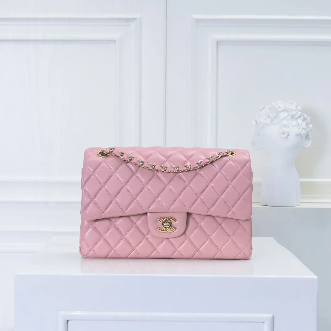 💰420￥Chanel🔥Exclusive quality real shot shipment✈️Official website updated simultaneously👑Chanel sheep pattern classic style with original hardware, summer style is coming💋CHANEL ‼ ️Crossbody bag, sheepskin with red lining🌸‼ ️ 🙈Fashion new favorite🙈 Size: 25.5*16*6.5. Style number: 1112 sheepskin