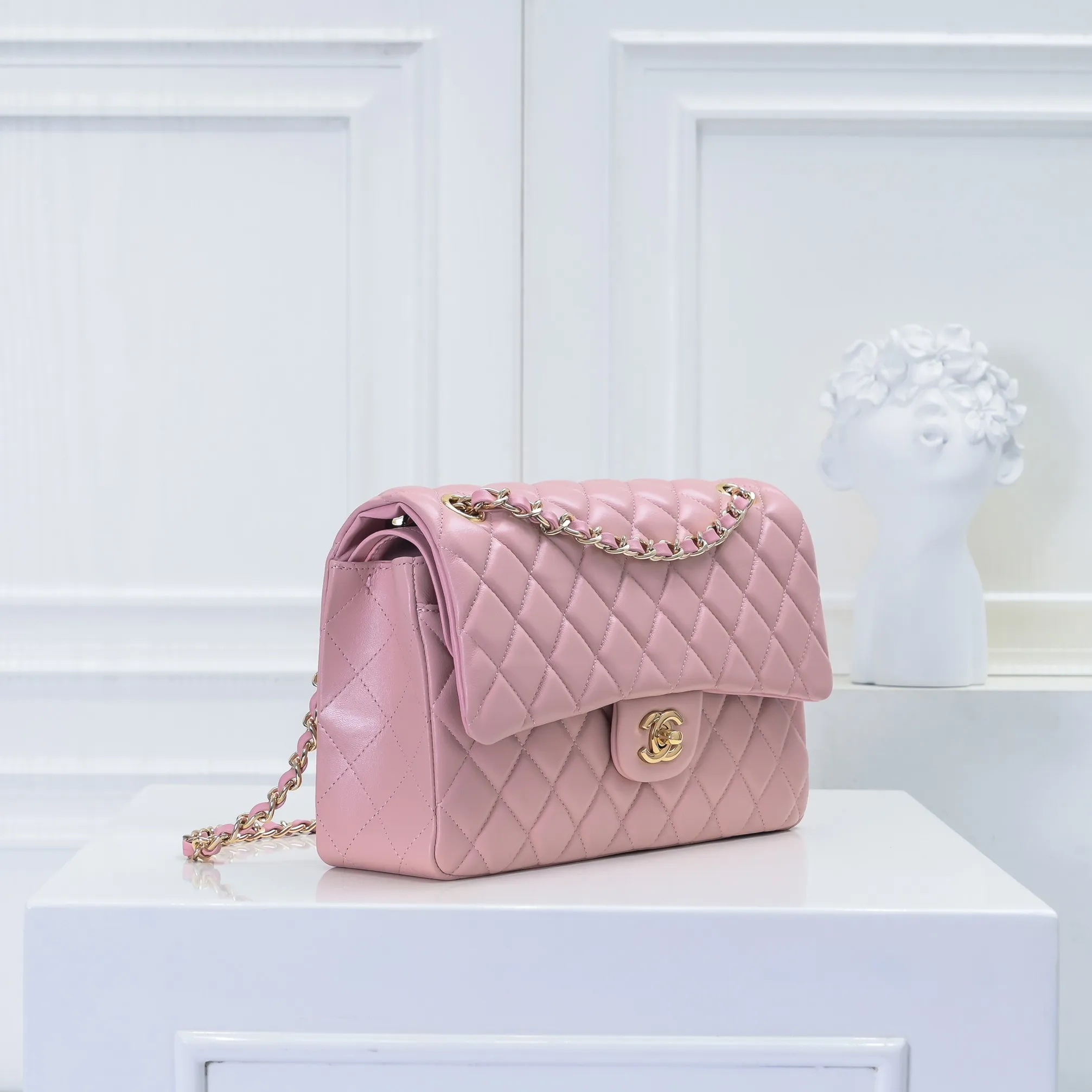 💰420￥Chanel🔥Exclusive quality real shot shipment✈️Official website updated simultaneously👑Chanel sheep pattern classic style with original hardware, summer style is coming💋CHANEL ‼ ️Crossbody bag, sheepskin with red lining🌸‼ ️ 🙈Fashion new favorite🙈 Size: 25.5*16*6.5. Style number: 1112 sheepskin