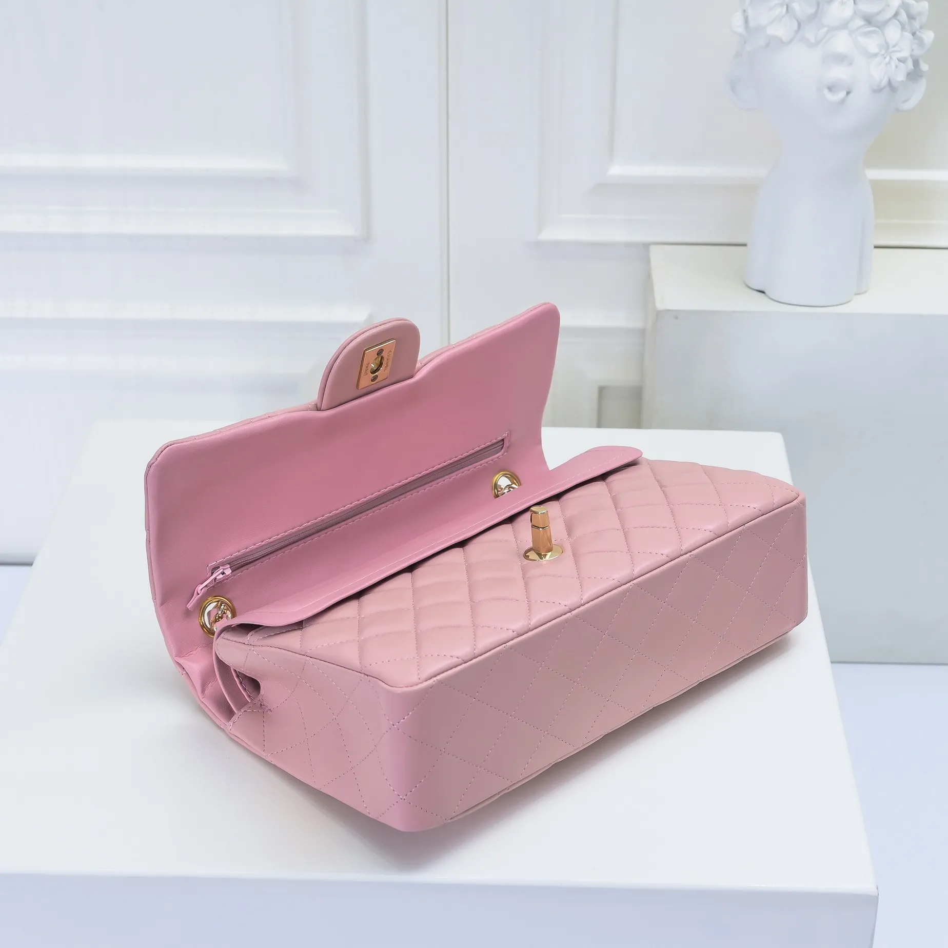 💰420￥Chanel🔥Exclusive quality real shot shipment✈️Official website updated simultaneously👑Chanel sheep pattern classic style with original hardware, summer style is coming💋CHANEL ‼ ️Crossbody bag, sheepskin with red lining🌸‼ ️ 🙈Fashion new favorite🙈 Size: 25.5*16*6.5. Style number: 1112 sheepskin