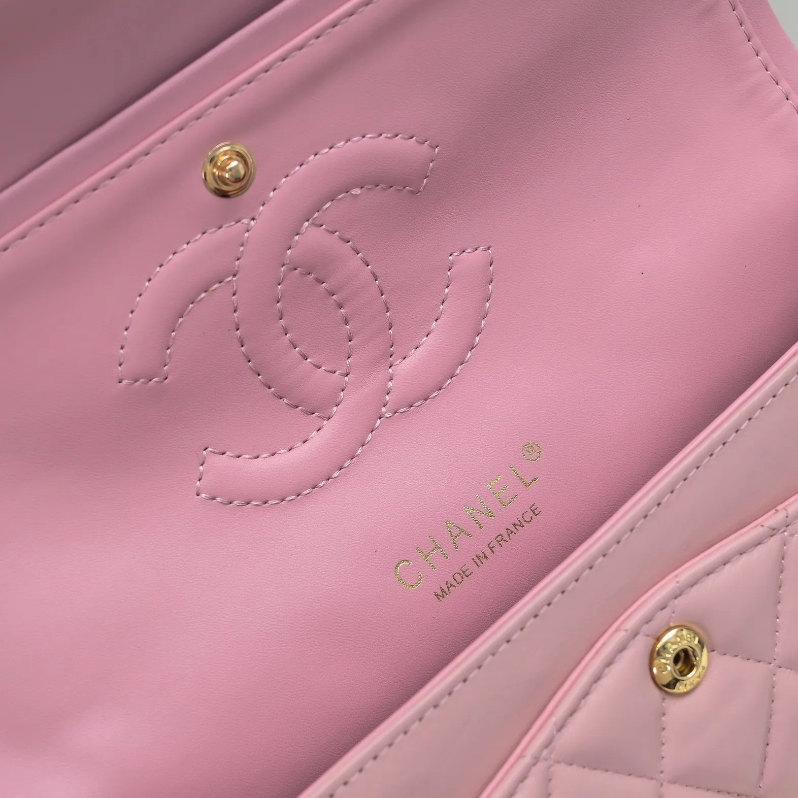 💰420￥Chanel🔥Exclusive quality real shot shipment✈️Official website updated simultaneously👑Chanel sheep pattern classic style with original hardware, summer style is coming💋CHANEL ‼ ️Crossbody bag, sheepskin with red lining🌸‼ ️ 🙈Fashion new favorite🙈 Size: 25.5*16*6.5. Style number: 1112 sheepskin