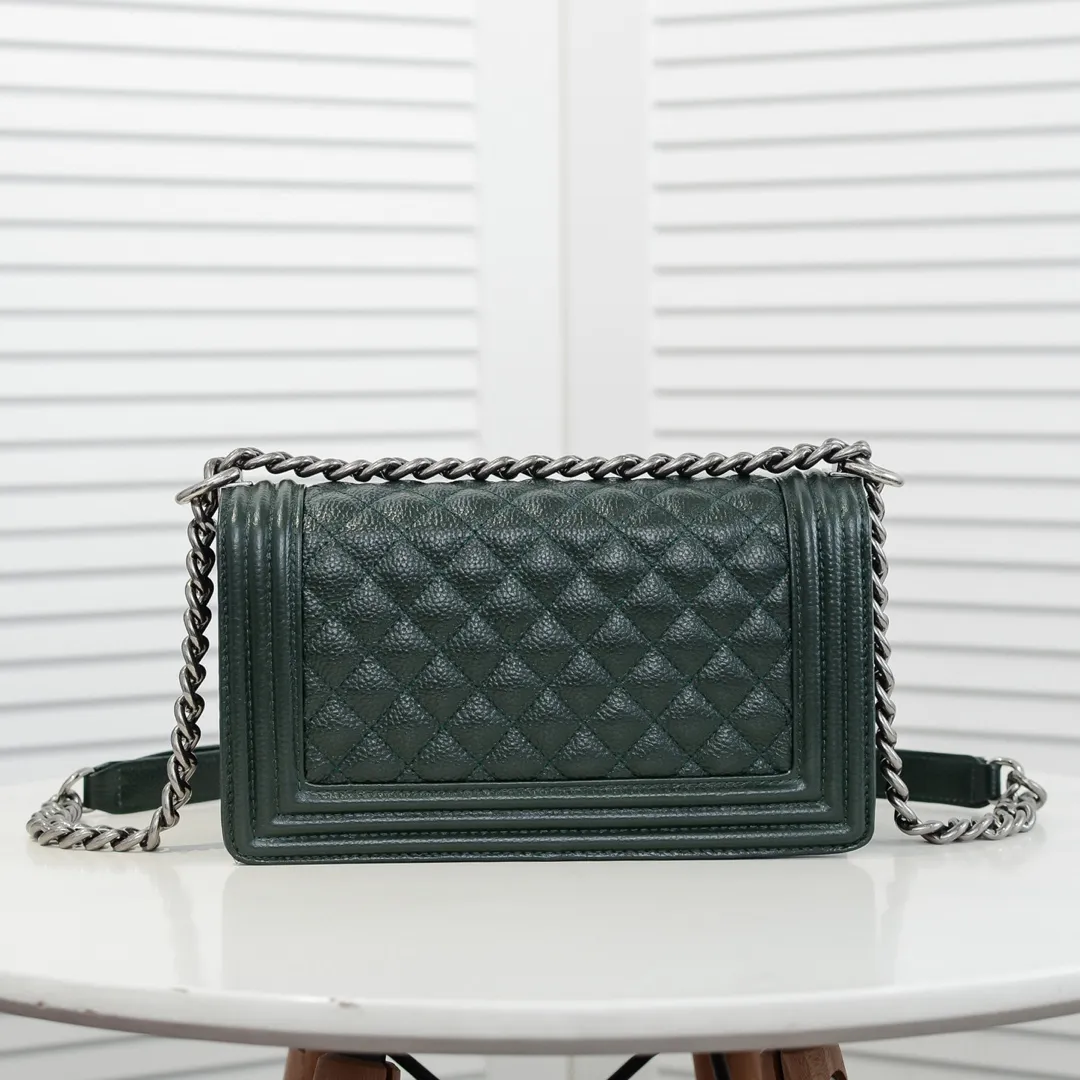💰460￥ "Full leather inside and out with original hardware" Chanel👑 Using imported first-layer cowhide with lychee pattern [color] [lightning] thickened electroplated hardware accessories🌈The workmanship is comparable to the original order💪The bottom can be pinched and rebounded without trace, absolutely spot-on and real-life, fashionable and durable💪💪High-end quality, no pressure in and out of the drill cabinet💏, size 25*15*8cm Style number: 67086