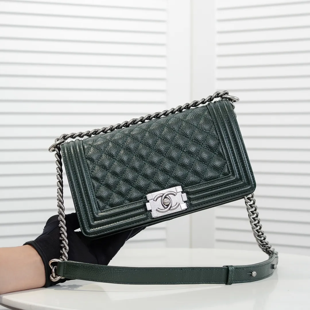 💰460￥ "Full leather inside and out with original hardware" Chanel👑 Using imported first-layer cowhide with lychee pattern [color] [lightning] thickened electroplated hardware accessories🌈The workmanship is comparable to the original order💪The bottom can be pinched and rebounded without trace, absolutely spot-on and real-life, fashionable and durable💪💪High-end quality, no pressure in and out of the drill cabinet💏, size 25*15*8cm Style number: 67086