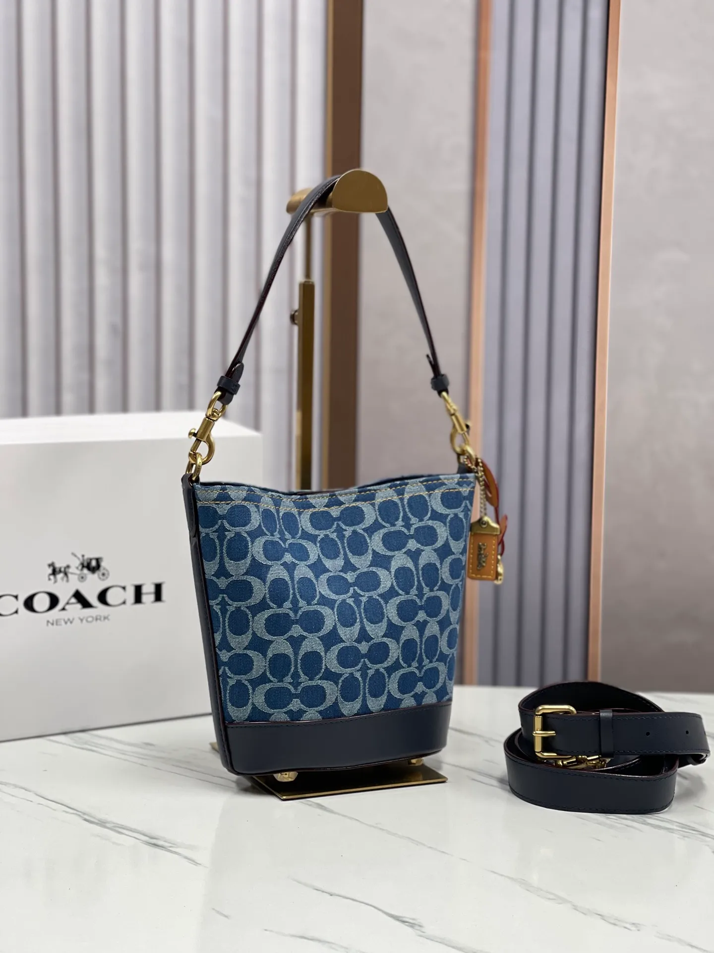 Top original order batch 440💰coach/Coach new March new denim denim hobo bag CT132 Dakota Coach denim series is super rich. The bag is really suitable for summer. The washed and distressed fabric is a bit small. Retro black denim is super cool! Size: bottom length 15.5*height 19.5*bottom width 8 (opening: 21)