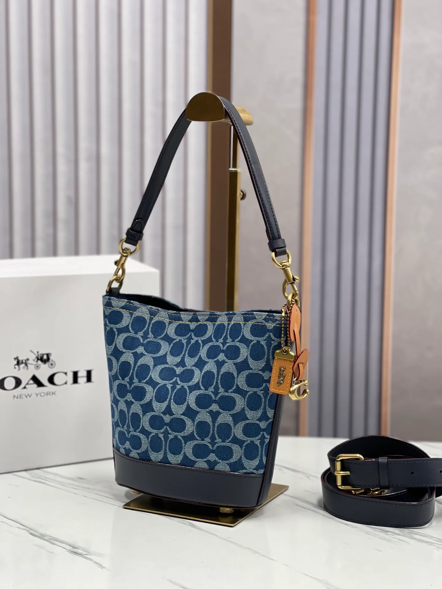 Top original order batch 440💰coach/Coach new March new denim denim hobo bag CT132 Dakota Coach denim series is super rich. The bag is really suitable for summer. The washed and distressed fabric is a bit small. Retro black denim is super cool! Size: bottom length 15.5*height 19.5*bottom width 8 (opening: 21)