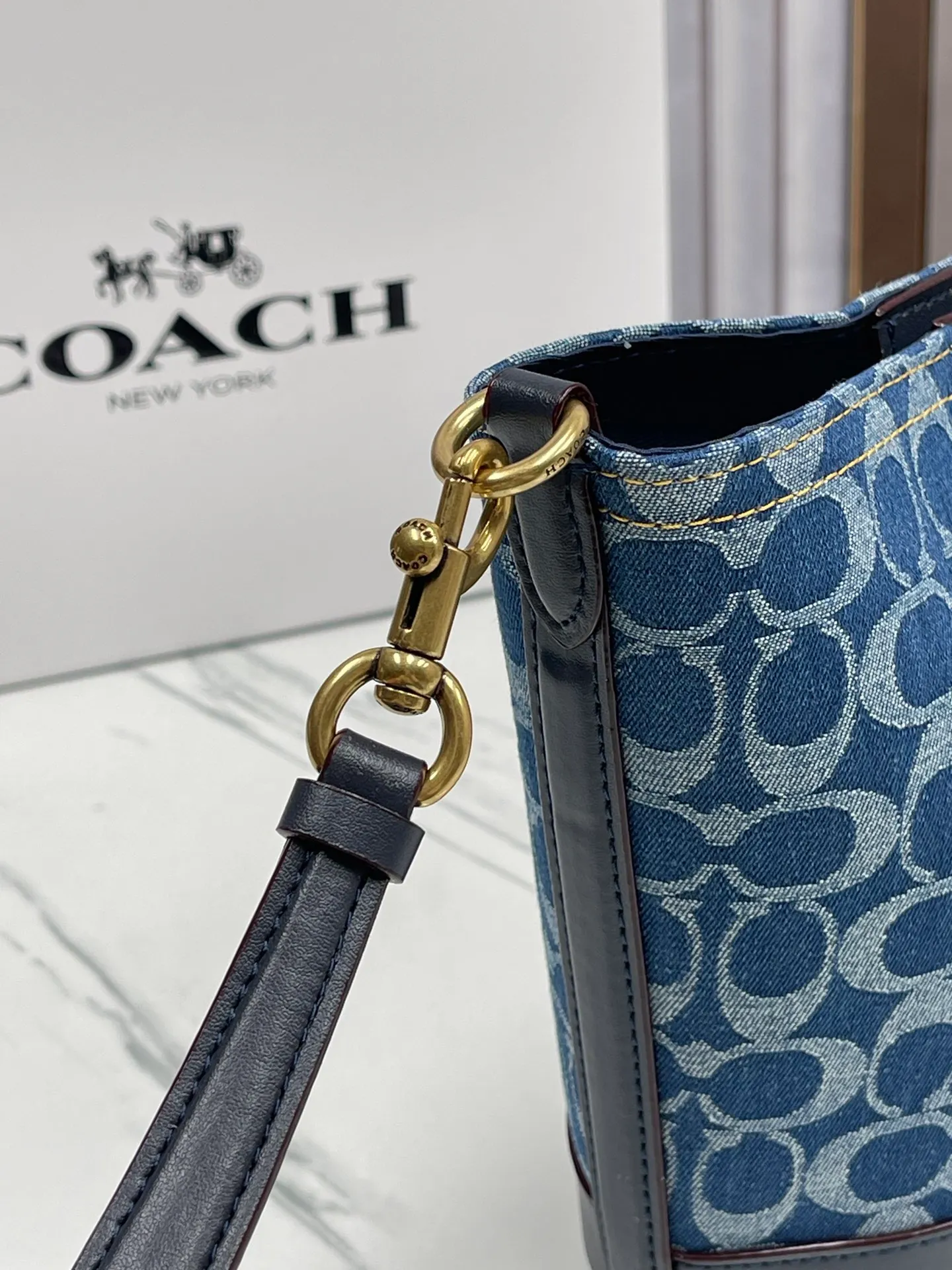 Top original order batch 440💰coach/Coach new March new denim denim hobo bag CT132 Dakota Coach denim series is super rich. The bag is really suitable for summer. The washed and distressed fabric is a bit small. Retro black denim is super cool! Size: bottom length 15.5*height 19.5*bottom width 8 (opening: 21)