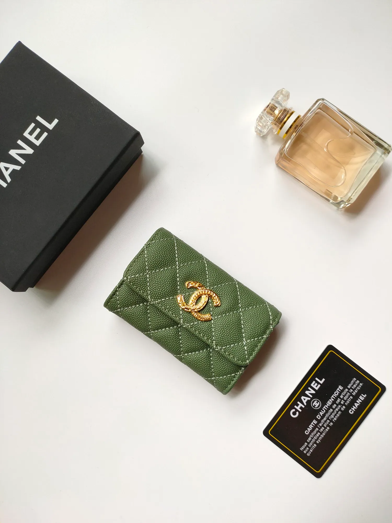 💰140💰 Model AP6118 CHANEL 22k embossed hardware, new double C large lgo with exquisite replica flavor, very beautiful, official website 2023 latest 🆕Card holder Caviar medium ball grain cowhide is scratch-resistant, super glossy, no problem to put about 10 cards, one card can be placed in the cover card slot, and cards + coins can also be placed in the middle It is troublesome to carry a bag that is too big in summer, so it is suitable to put it in a mini bag, which is also convenient to carry in your pocket😍